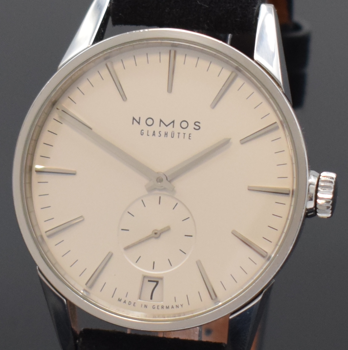 Detail a: NOMOS Zürich Automatik große Armbanduhr in Stahl, Deutschland um 2020, beids. vergl. Geh., Boden 6-fach verschr., silb. Zifferbl., aufges. silb. ...
