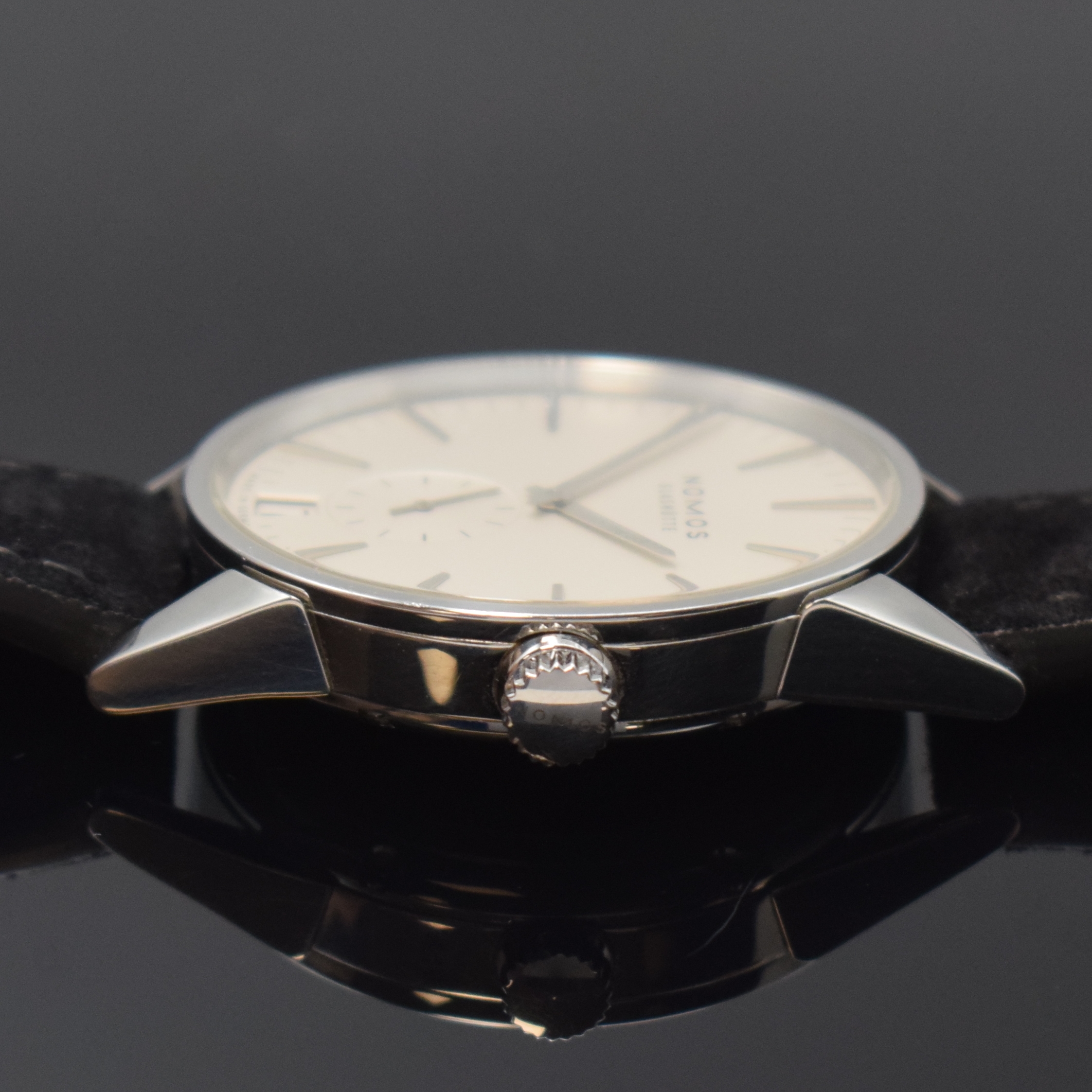Detail c: NOMOS Zürich Automatik große Armbanduhr in Stahl, Deutschland um 2020, beids. vergl. Geh., Boden 6-fach verschr., silb. Zifferbl., aufges. silb. ...