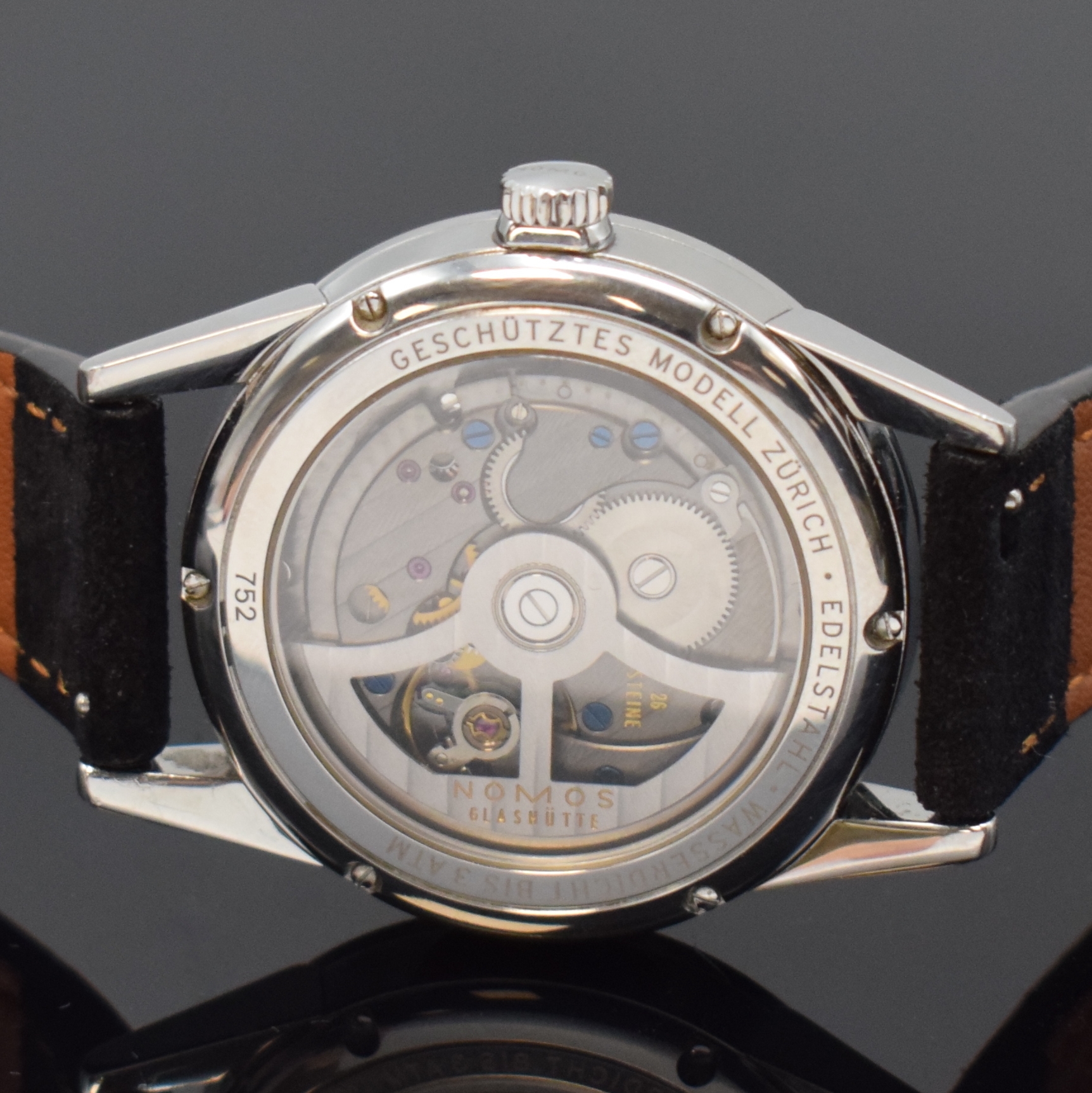 Detail d: NOMOS Zürich Automatik große Armbanduhr in Stahl, Deutschland um 2020, beids. vergl. Geh., Boden 6-fach verschr., silb. Zifferbl., aufges. silb. ...