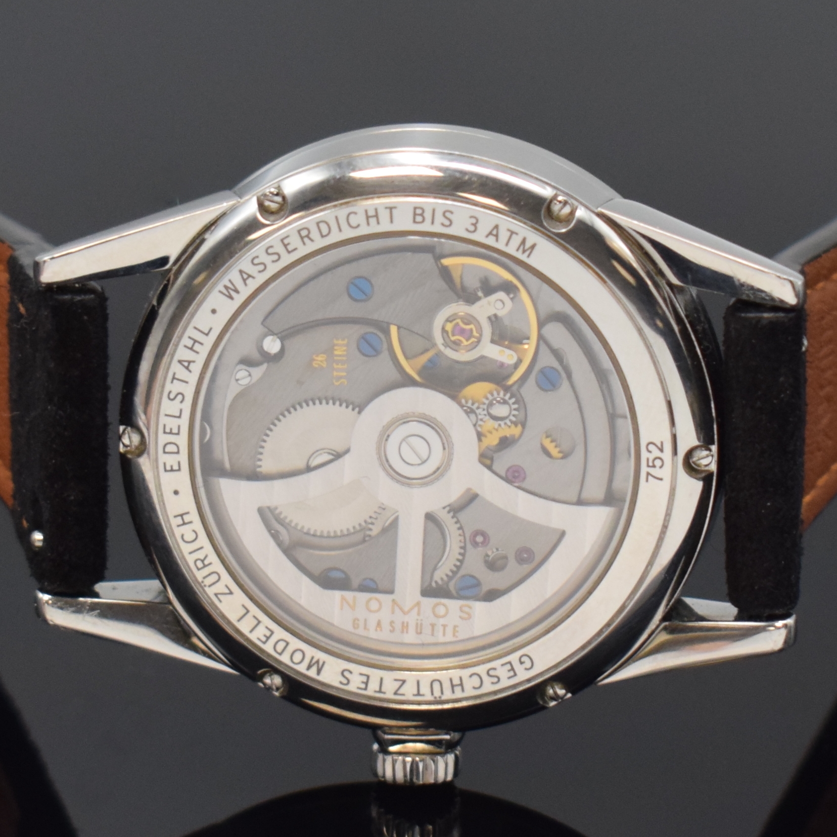 Detail e: NOMOS Zürich Automatik große Armbanduhr in Stahl, Deutschland um 2020, beids. vergl. Geh., Boden 6-fach verschr., silb. Zifferbl., aufges. silb. ...