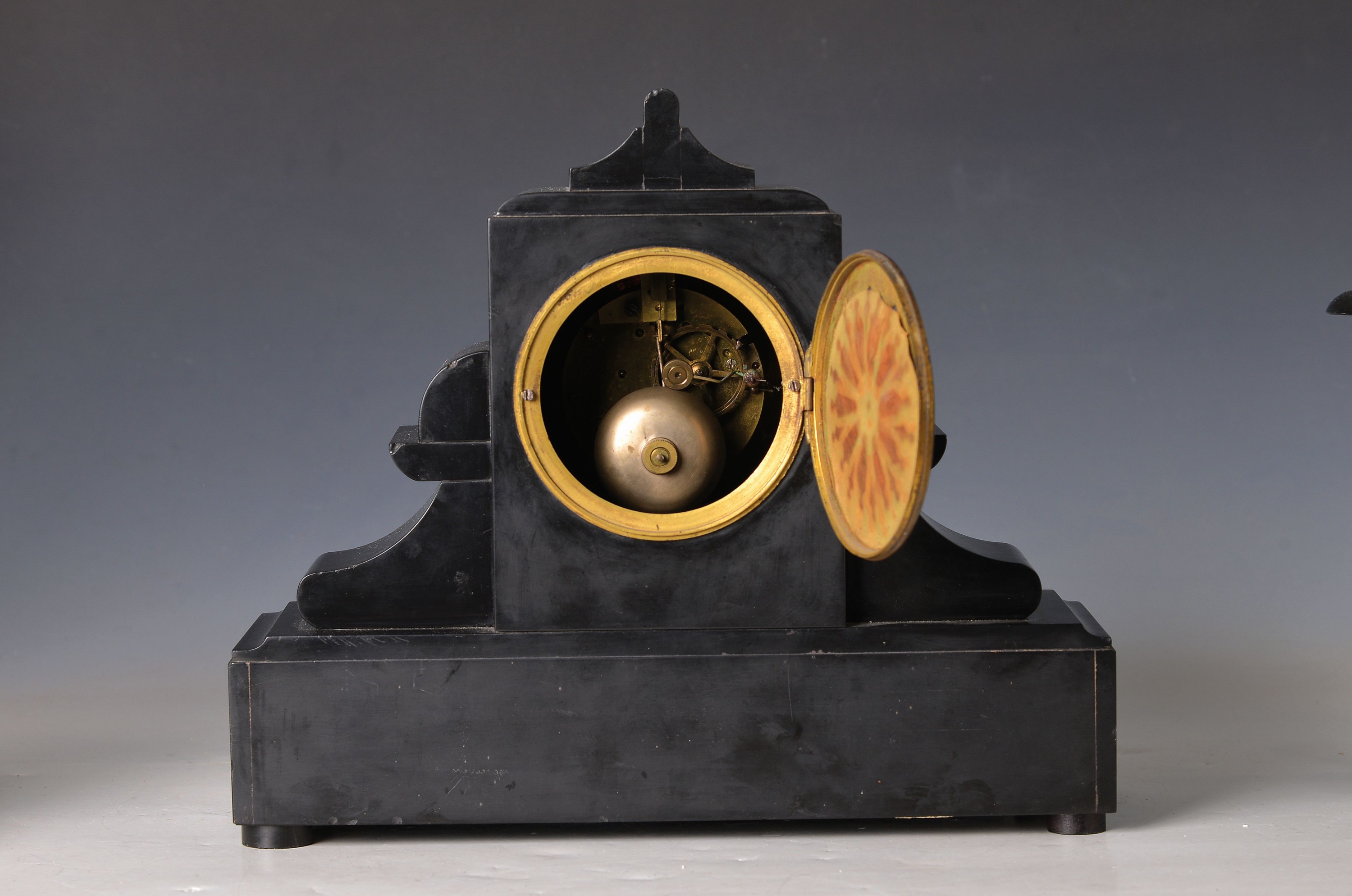 Detail b: Kaminuhr mit Beisteller, Frankreich um 1890/1900, Schiefergehäuse mit vertiefter Goldlack Verzierung, Emailzifferblatt, Glasdeckel, Pendulenwerk ...