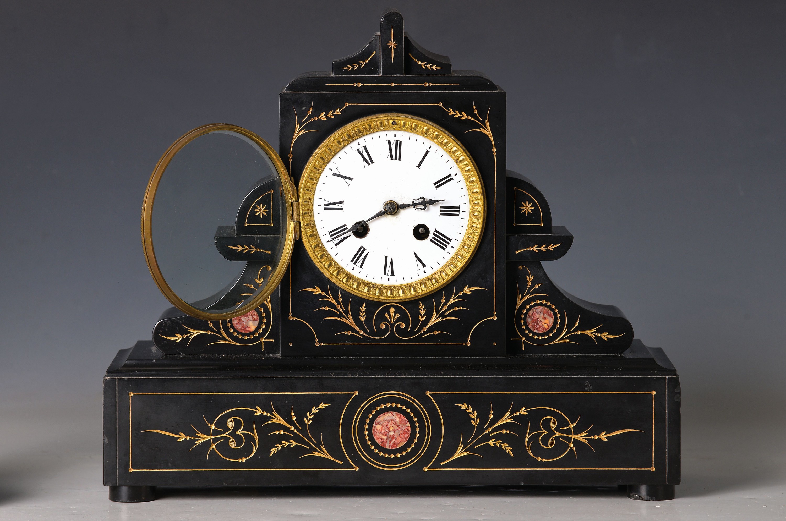 Detail d: Kaminuhr mit Beisteller, Frankreich um 1890/1900, Schiefergehäuse mit vertiefter Goldlack Verzierung, Emailzifferblatt, Glasdeckel, Pendulenwerk ...