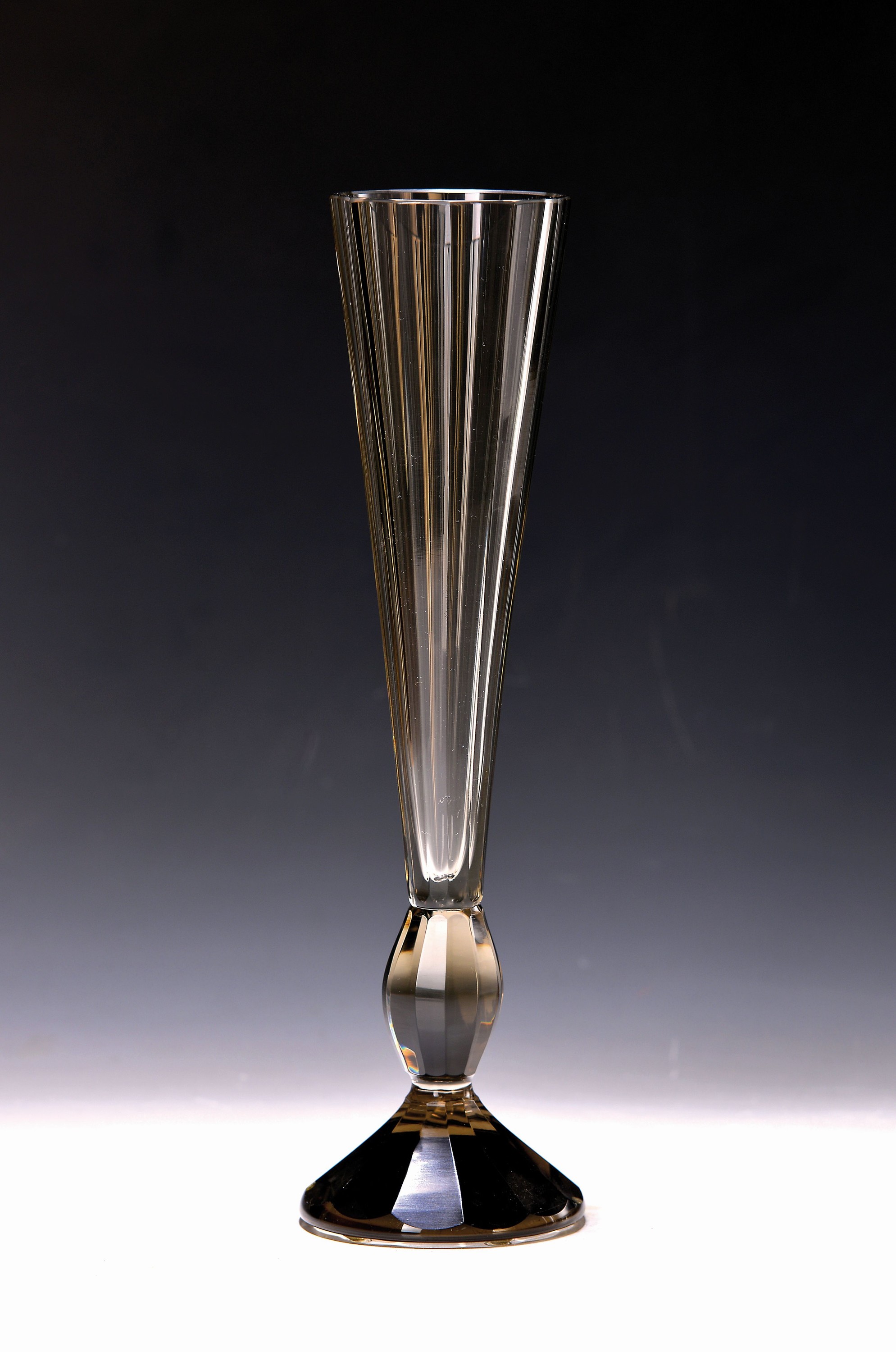 Vase, Moser Karlsbad, rauchfarbenes Glas geschnitten und facettiert, H. ca. 30cm