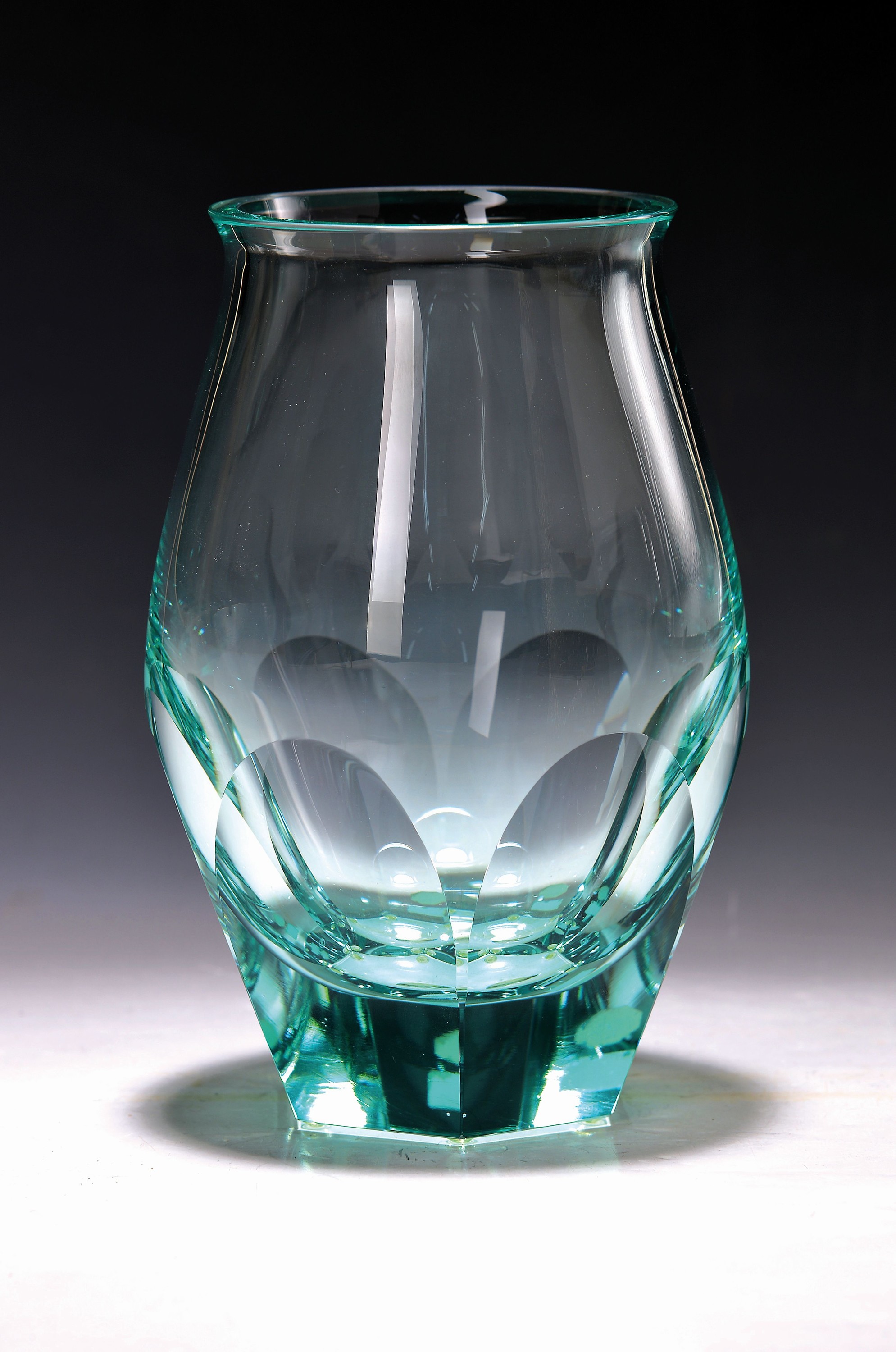Große Vase, Moser Karlsbad, Tschechien, grünes Glas, unterer Teil facettiert, signiert, H. ca. 23.5cm
