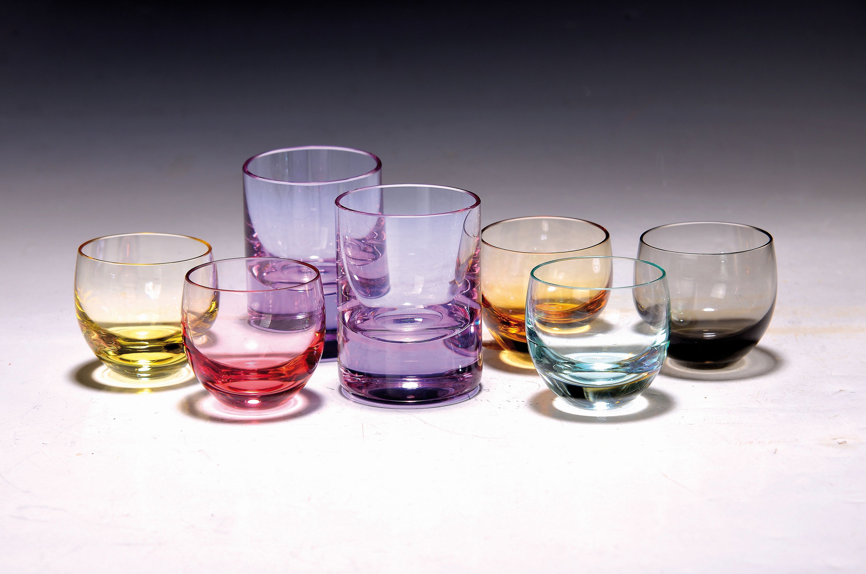 18 Schnaps- oder Likörgläser, Moser Karlsbad, drei Sechser-Sets: klein in sechs verschiedenen Farben H. ca. 4.5cm, 6x rosa Glas, H. ca. 5cm, 6x ...