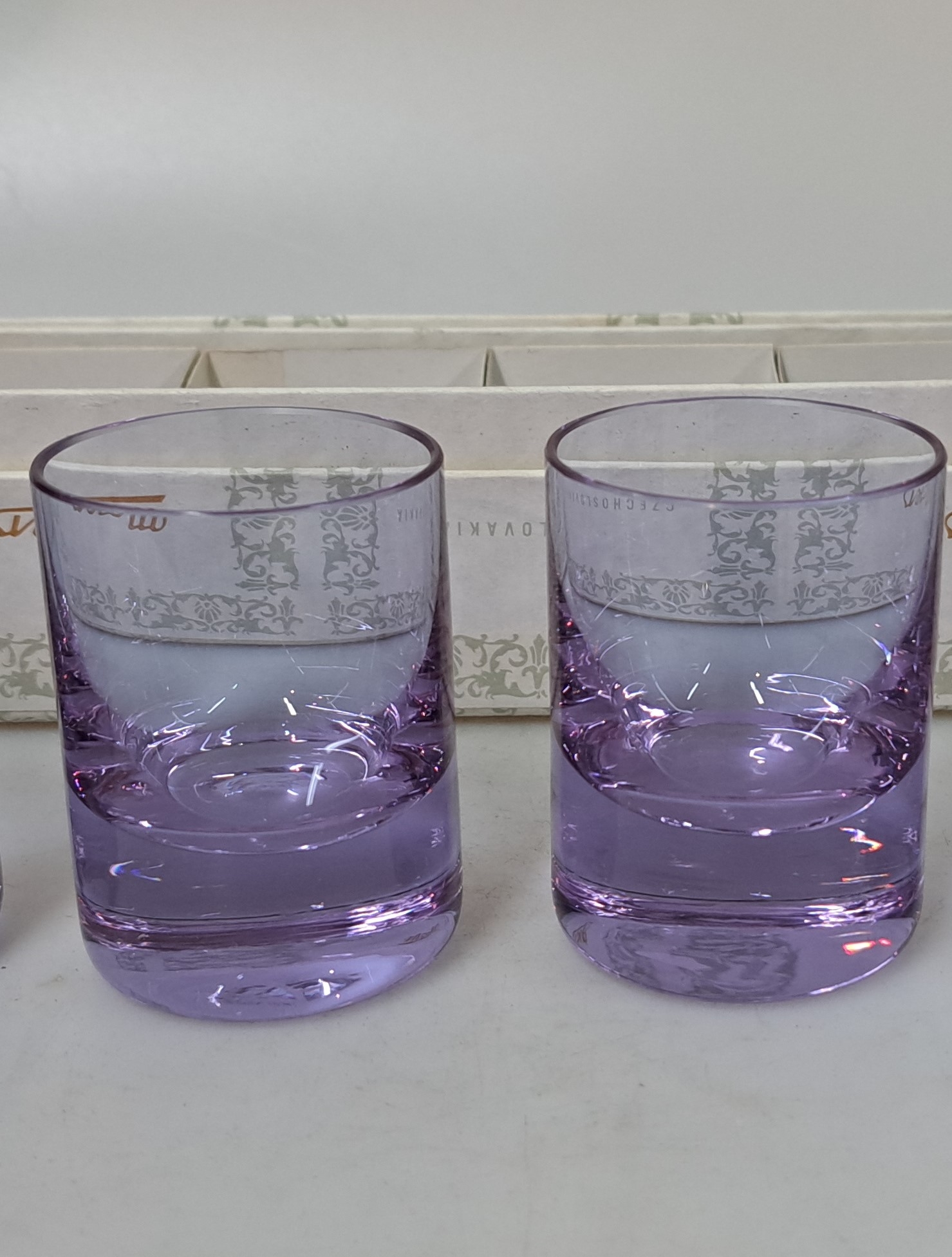 Detail a: 18 Schnaps- oder Likörgläser, Moser Karlsbad, drei Sechser-Sets: klein in sechs verschiedenen Farben H. ca. 4.5cm, 6x rosa Glas, H. ca. 5cm, 6x ...