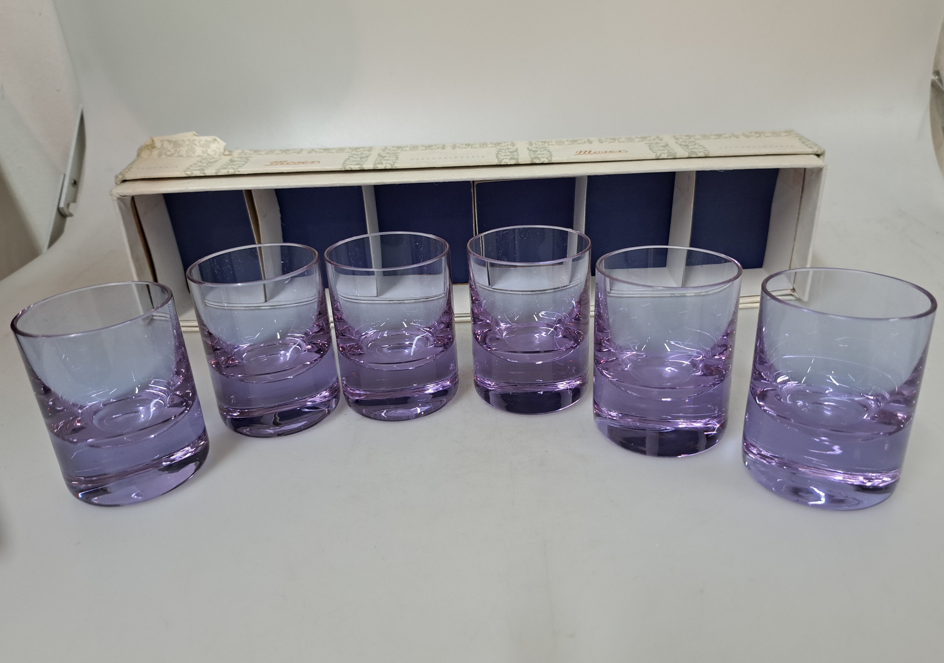 Detail b: 18 Schnaps- oder Likörgläser, Moser Karlsbad, drei Sechser-Sets: klein in sechs verschiedenen Farben H. ca. 4.5cm, 6x rosa Glas, H. ca. 5cm, 6x ...