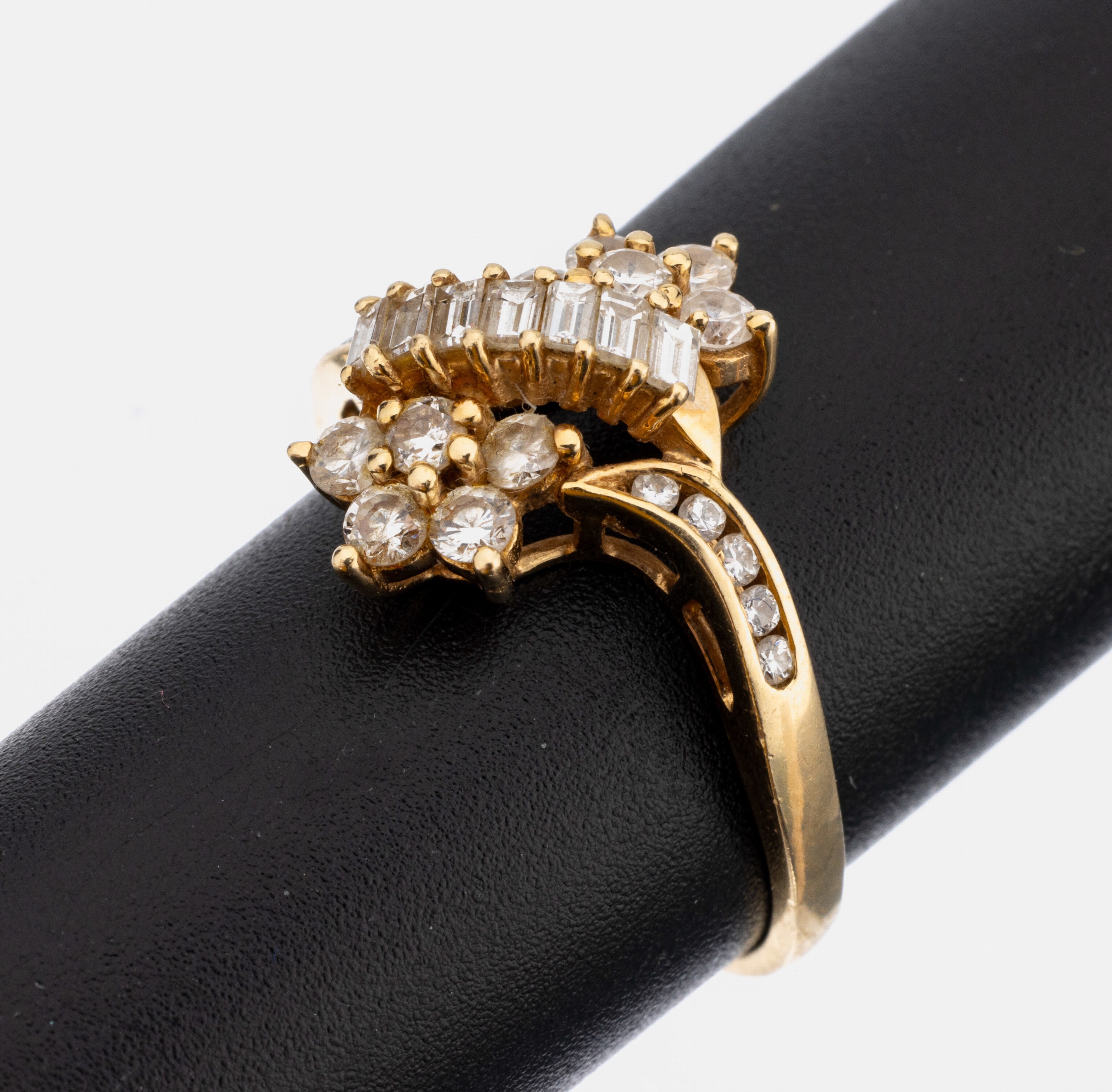 14 kt Gold Diamant-Ring, GG 585/000, Aufbauin mehreren Ebenen, 20 Brillanten und 7 Diamantbaguettes zus. ca. 0.82 ct Weiß/si, RW 54, ca. 3.0 g