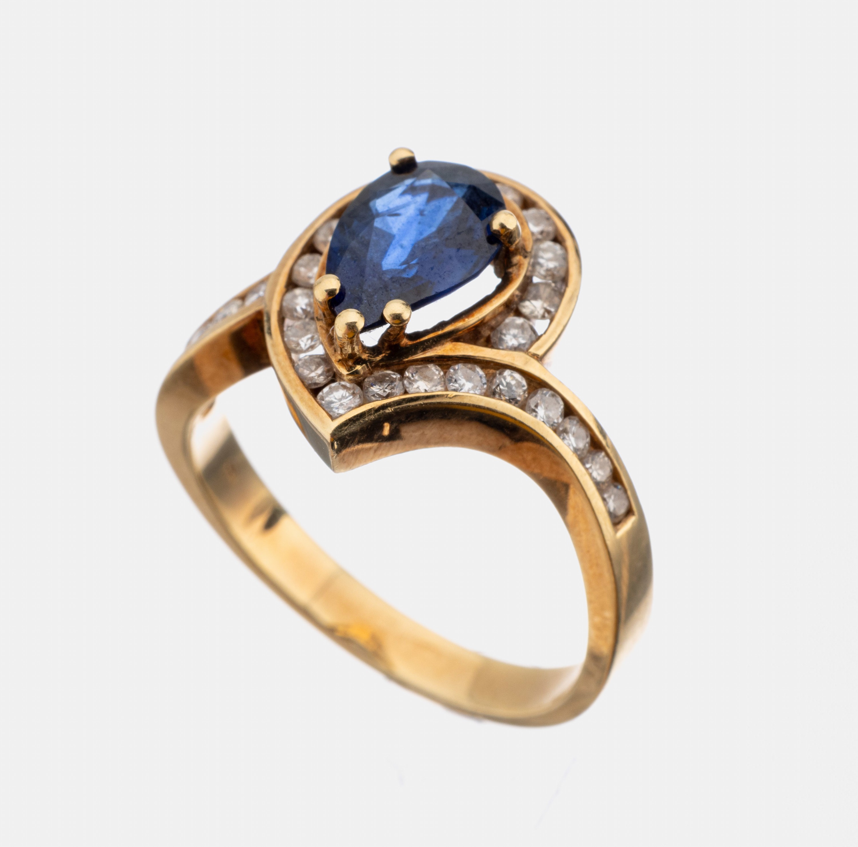 18 kt Gold Saphir-Brillant-Ring, GG 750/000, mittig erhaben gefasster facett. Saphir-Tropfen ca. 1.20 ct, 28 Brillanten zus. ca. 0.34 ct Weiß/si, 1 ...