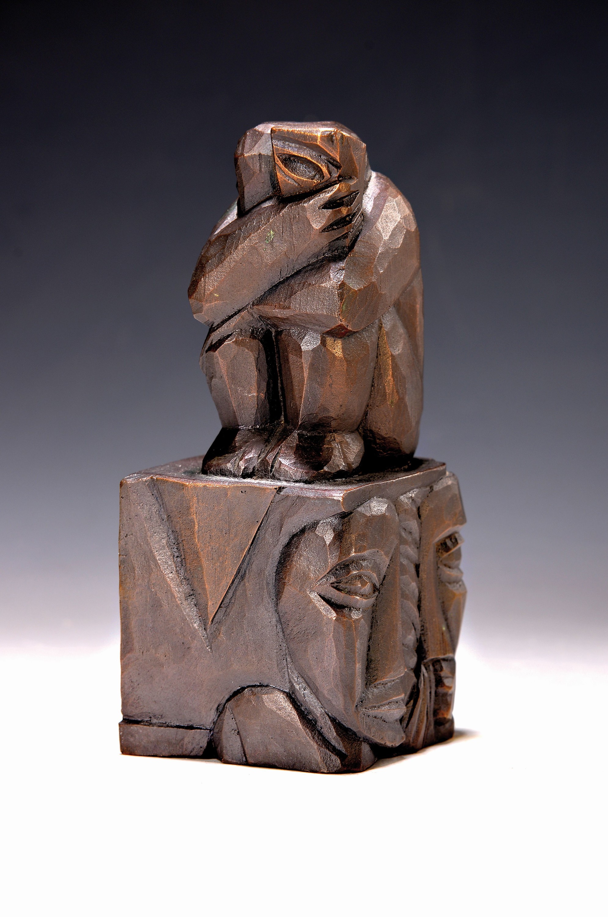 Gottfried Bräunling, geb. 1947 Radebeul, Hockender mit Buch, Bronzeskulptur, H. ca. 20cm Studium an der Hochschule für Bildende Künste Dresden