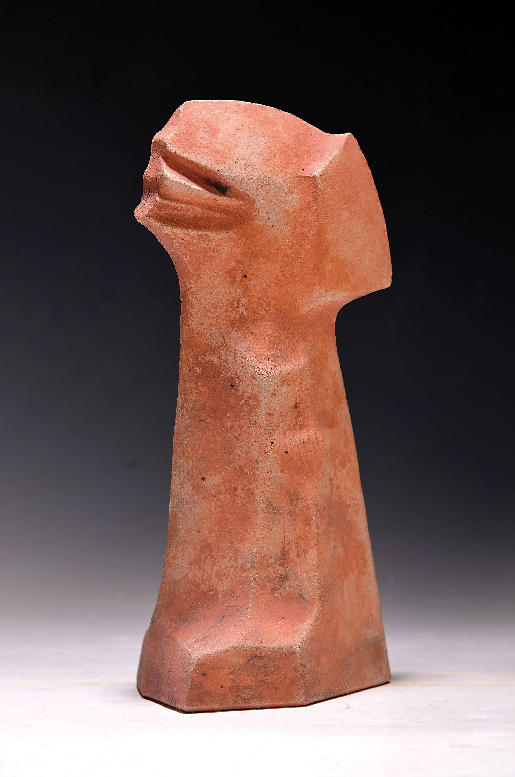 Detail k: Karl-Heinz Deutsch, geb. 1940 Karlsruhe, Wächter, Terrakotta Skulptur, signiert, H. ca. 27.5cm, Studium an der Akademie Karlsruhe bei Hans ...