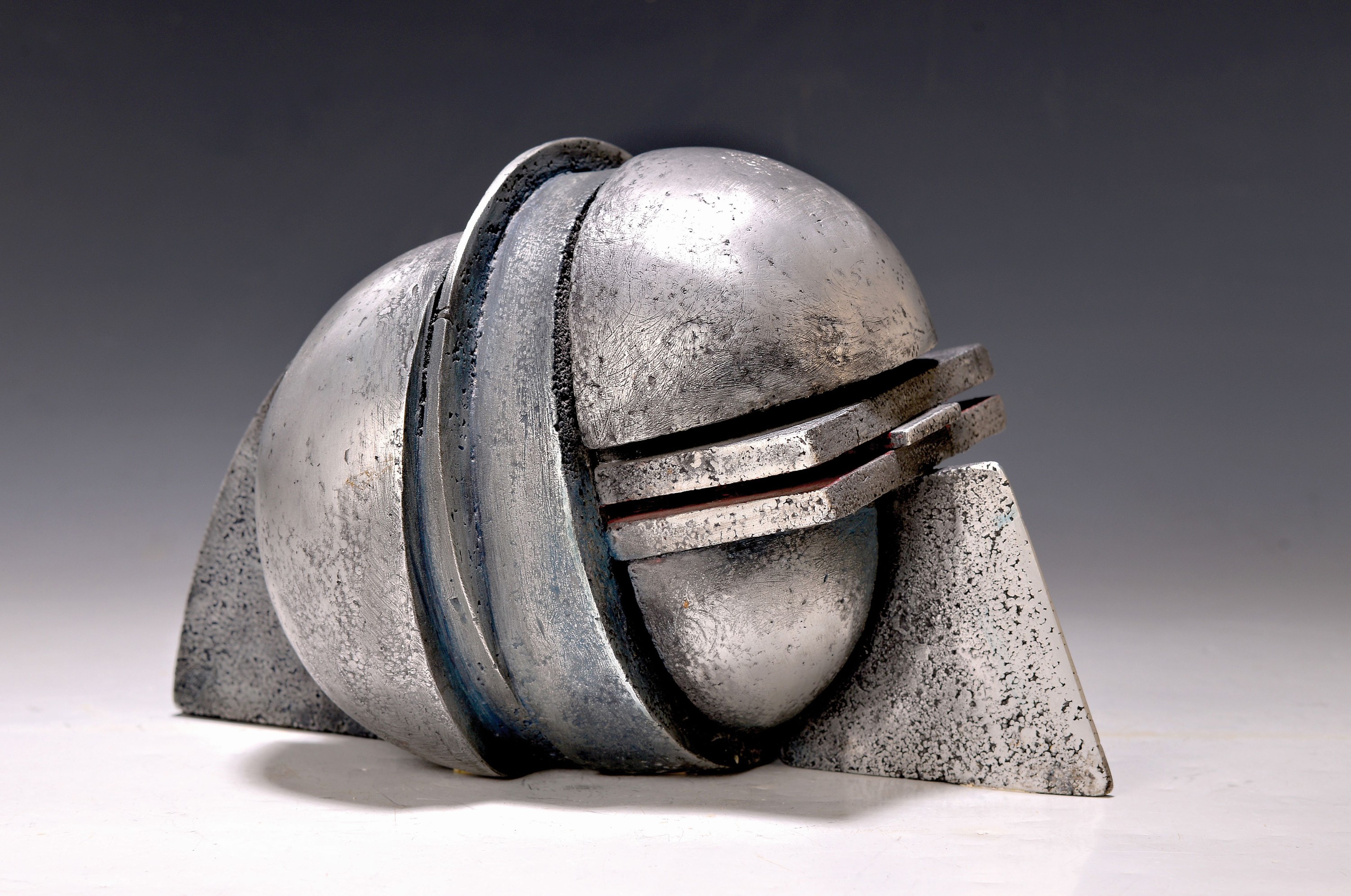 Detail k: Karl-Heinz Deutsch, geb. 1940 Karlsruhe, Helmkopf, Aluminiumguß, Signet, H. ca. 17cm, L. ca. 28cm, T. ca. 16cm, Studium an der Akademie Karlsruhe ...