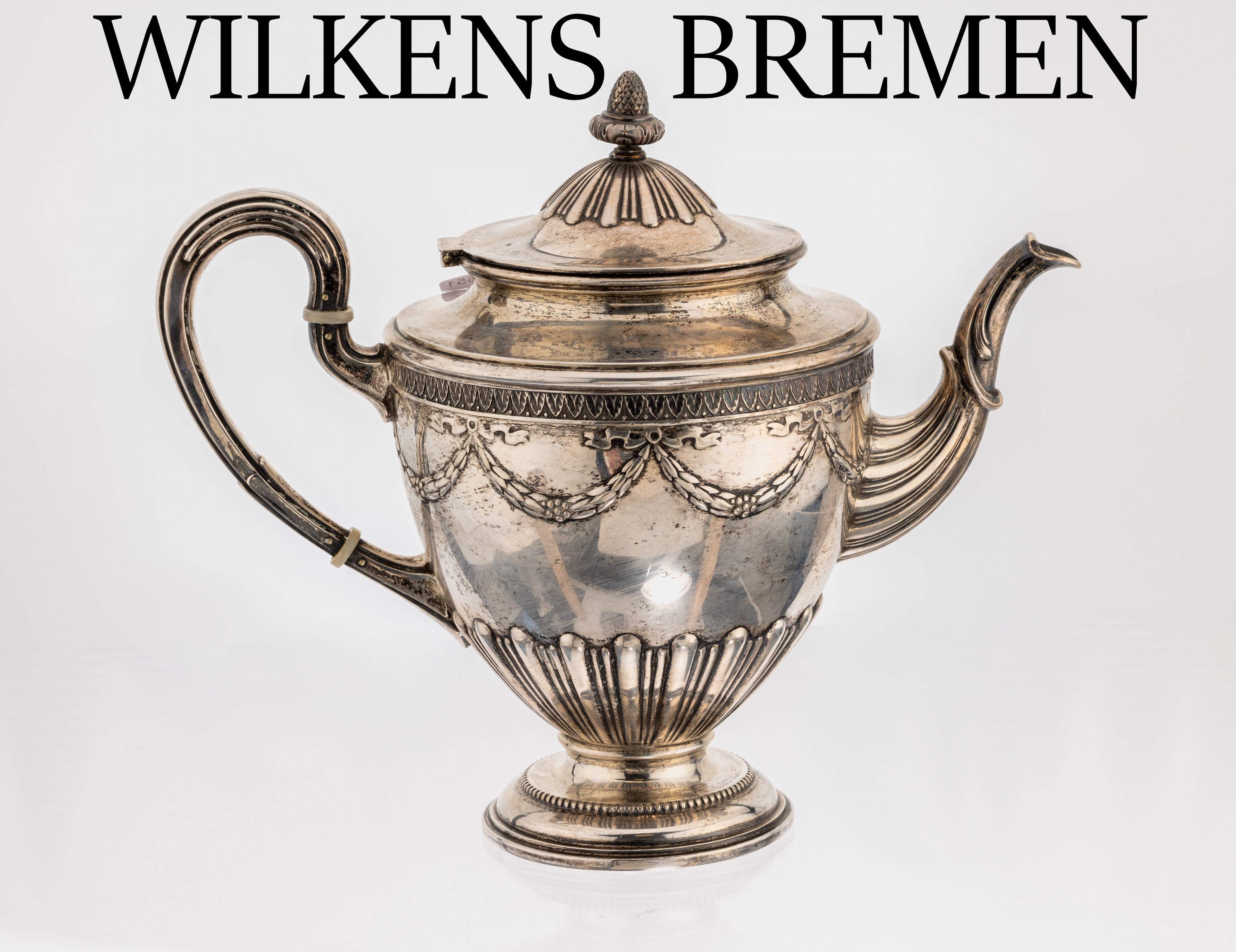Teekanne, 800er Silber, deutsch, ovoide Grundform mit klassizistischen Elementen, Zierbänder, Girlanden und Perlleisten, H. ca. 21.5 cm, ca. 640 g, ...