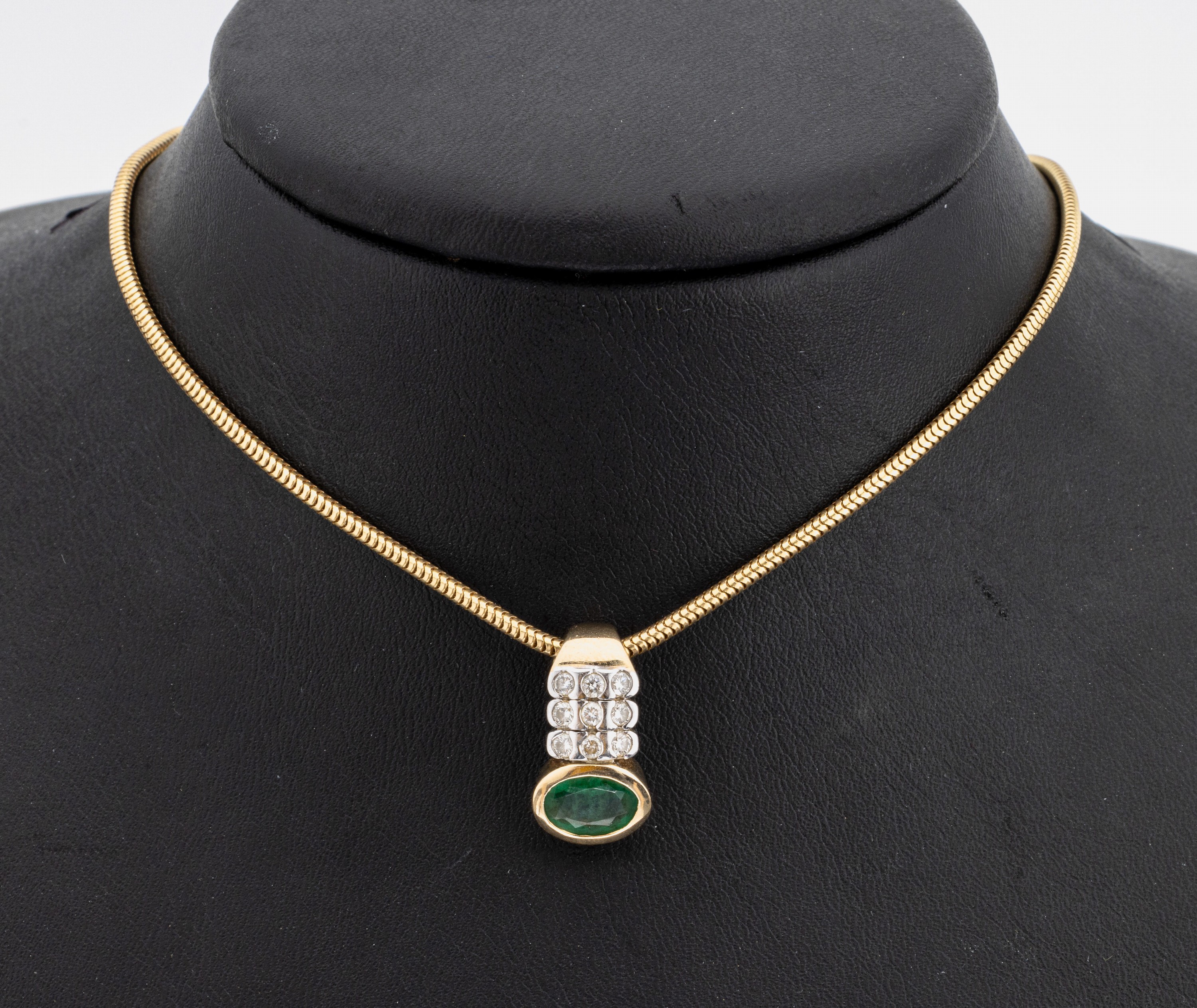 14 kt Gold Brillant-Smaragd-Clipanhänger, GG/WG 585/000, ovalfacett. Smaragd ca. 1.20 ct, 9 Brillanten zus. ca. 0.27 ct Weiß/si, an Schlangenkette ...