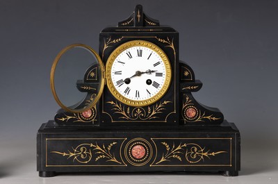 26889015d - Kaminuhr mit Beisteller, Frankreich um 1890/1900, Schiefergehäuse mit vertiefter ...