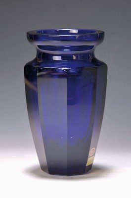 Image 26889030 - Vase, Moser Karlsbad, neuzeitlich, blaues Glas, facettiert, signiert, H. ca. 19.5cm