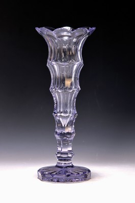 Image 26889032 - Vase, Moser Karlsbad, fliederfarbenes Glas facettiert und geschnitten, H. ca. 29cm