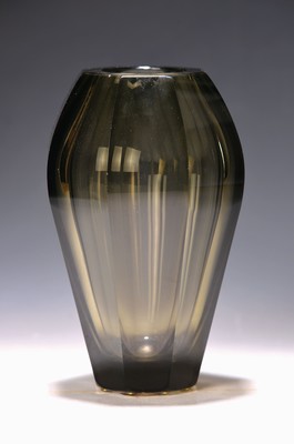 Image 26889037 - Vase, Moser Karlsbad, 1950er Jahre, rauchfarbenes Glas facettiert, signiert, H. ca. 20cm