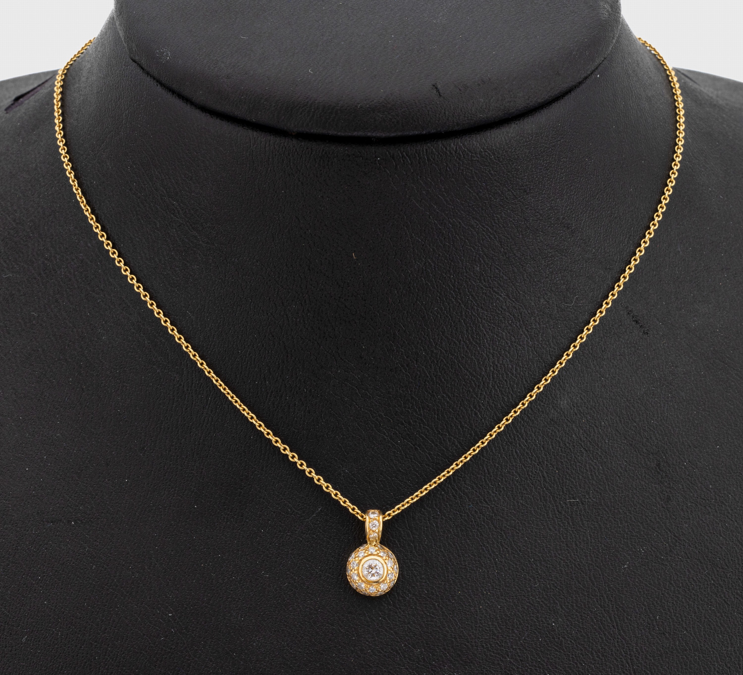 18 kt Gold Diamant-Anhänger, GG 750/000, mittig Diamant ca. 0.10 ct Weiß/si, umgeben von weiteren Diamanten zus. ca. 0.22 ct Weiß/si, L. ca. 42 ...