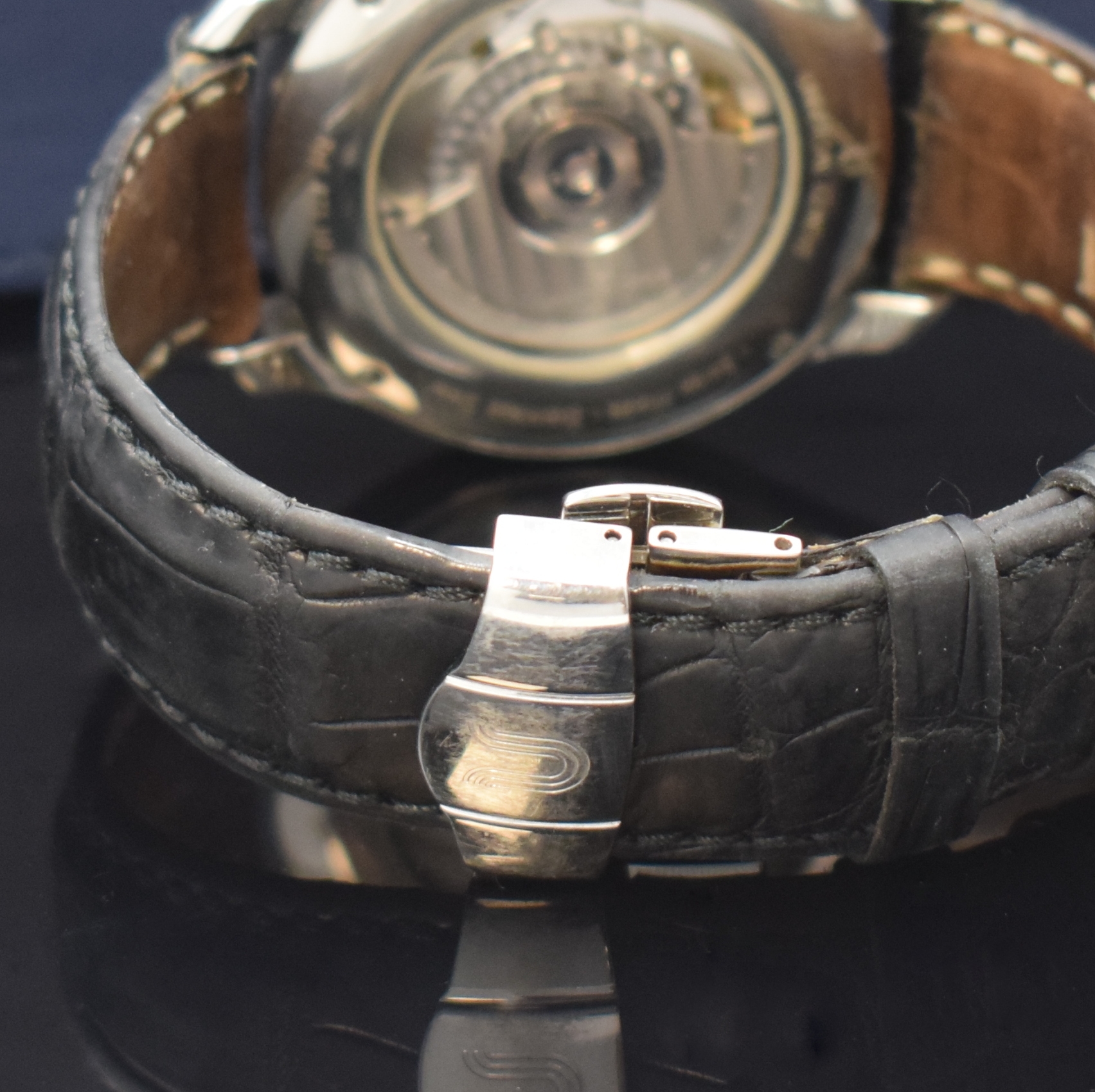 Detail b: UNIVERSAL GENEVE Okeanos Armbandchronograph Referenz 871.102 in Stahl, Schweiz um 2005, Automatik, beids. vergl. Geh. inkl. Lederband m. dopp. ...