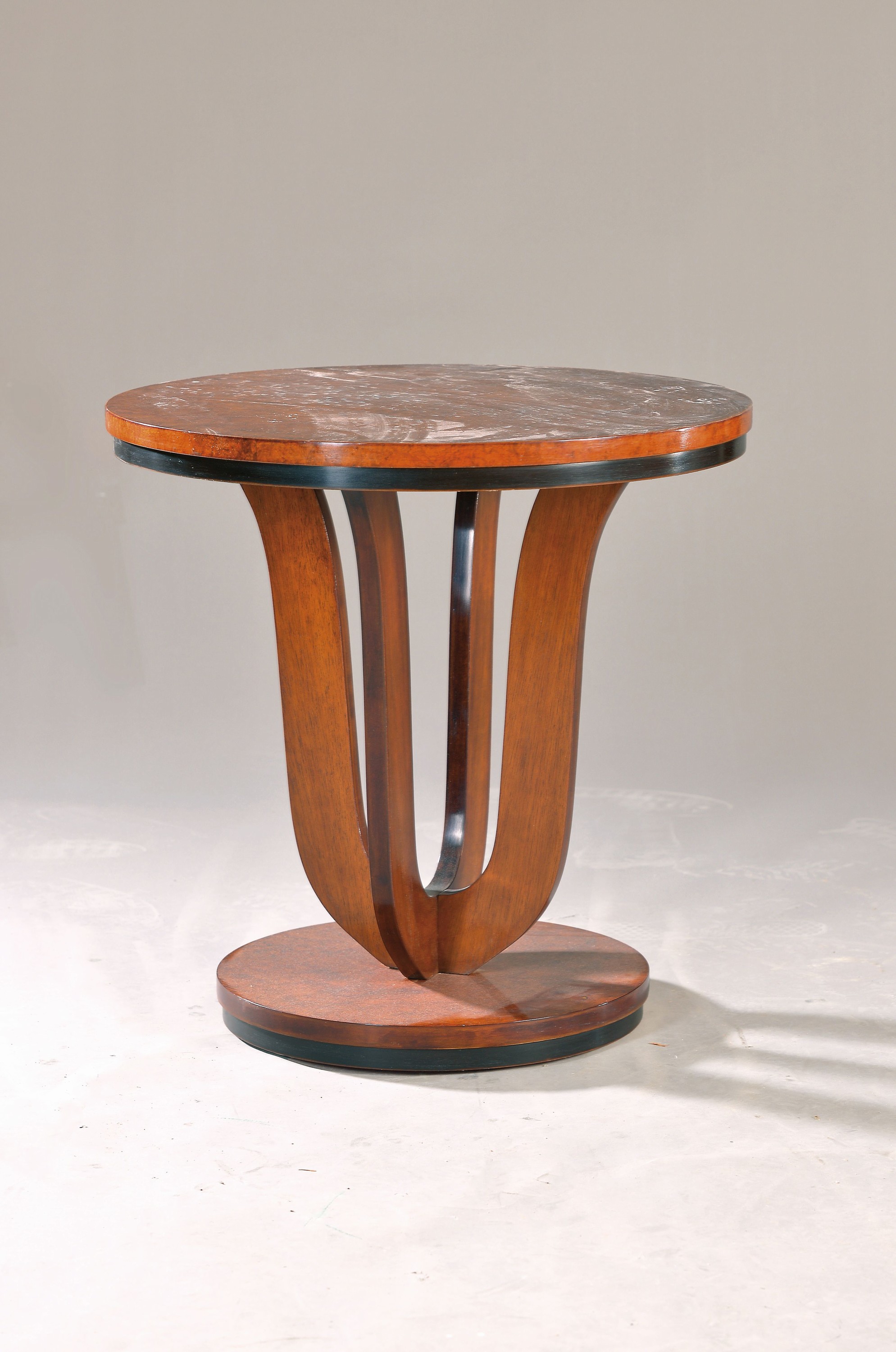 Runder Beistelltisch, Art Deco, Frankreich 30/40er Jahre, Wurzelfurnier und Mahagoni, dekorativ geschwungene Stützen, runder Stand, Gebr.-spuren, H. ...