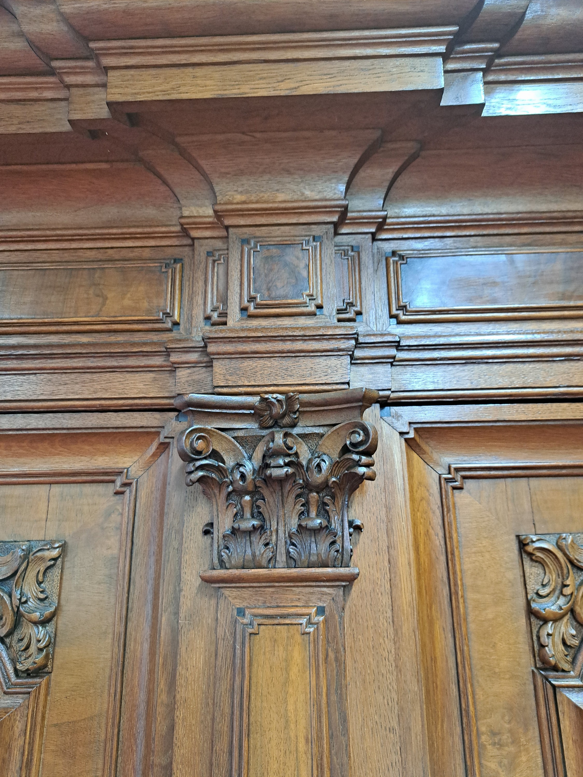 Detail b: Barock-Schrank, wohl Braunschweig, um 1720/30, Eiche massiv, Front doppelt verkröpft, Türen mit Bastionsfüllungen, Lisenen mit Pilastern ...