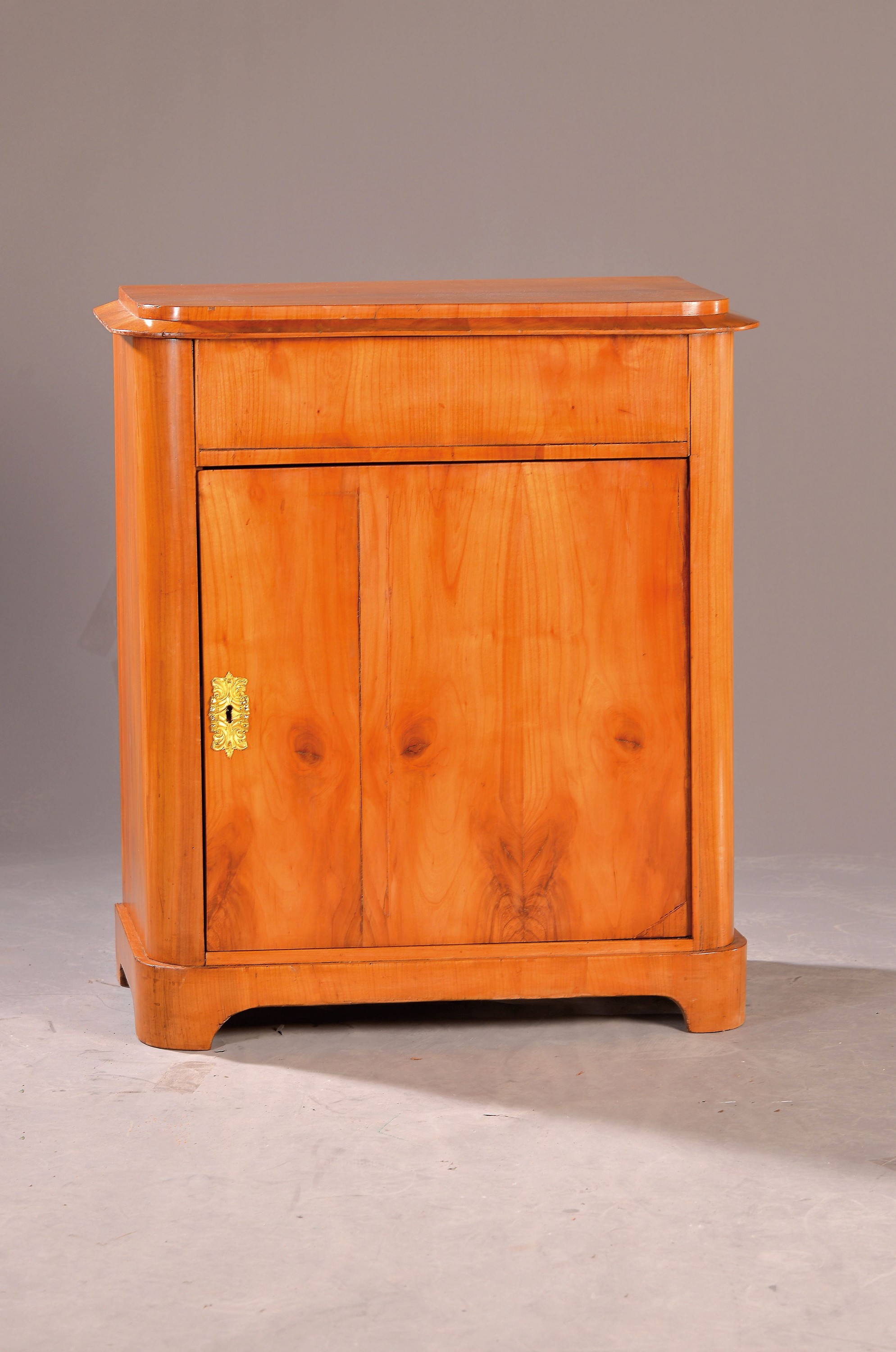 Biedermeier Halbschrank, um 1830, Kirschbaumfurnier, eintürig, Deckel aufklappbar mit Freifach, in schöner Patina, Schloss und Schlüssel, ca. 88 x ...