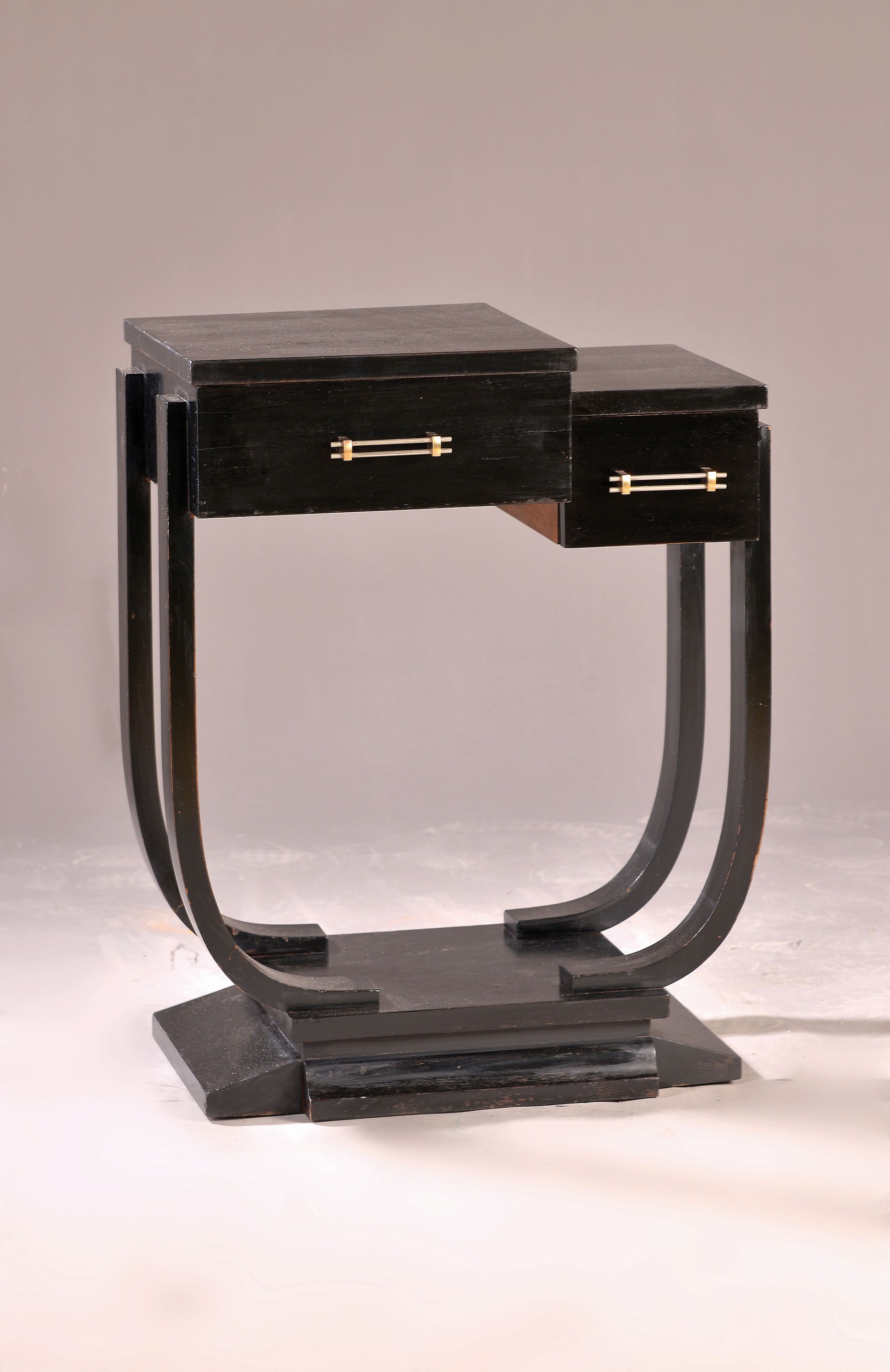 Beistelltisch/Frisiertisch, Art-Deco, um 1920,Frankreich, aufklappbarer Tisch, Holz in schwarz lackiert, ca. 80 x 60 x 35 cm,EZ 2