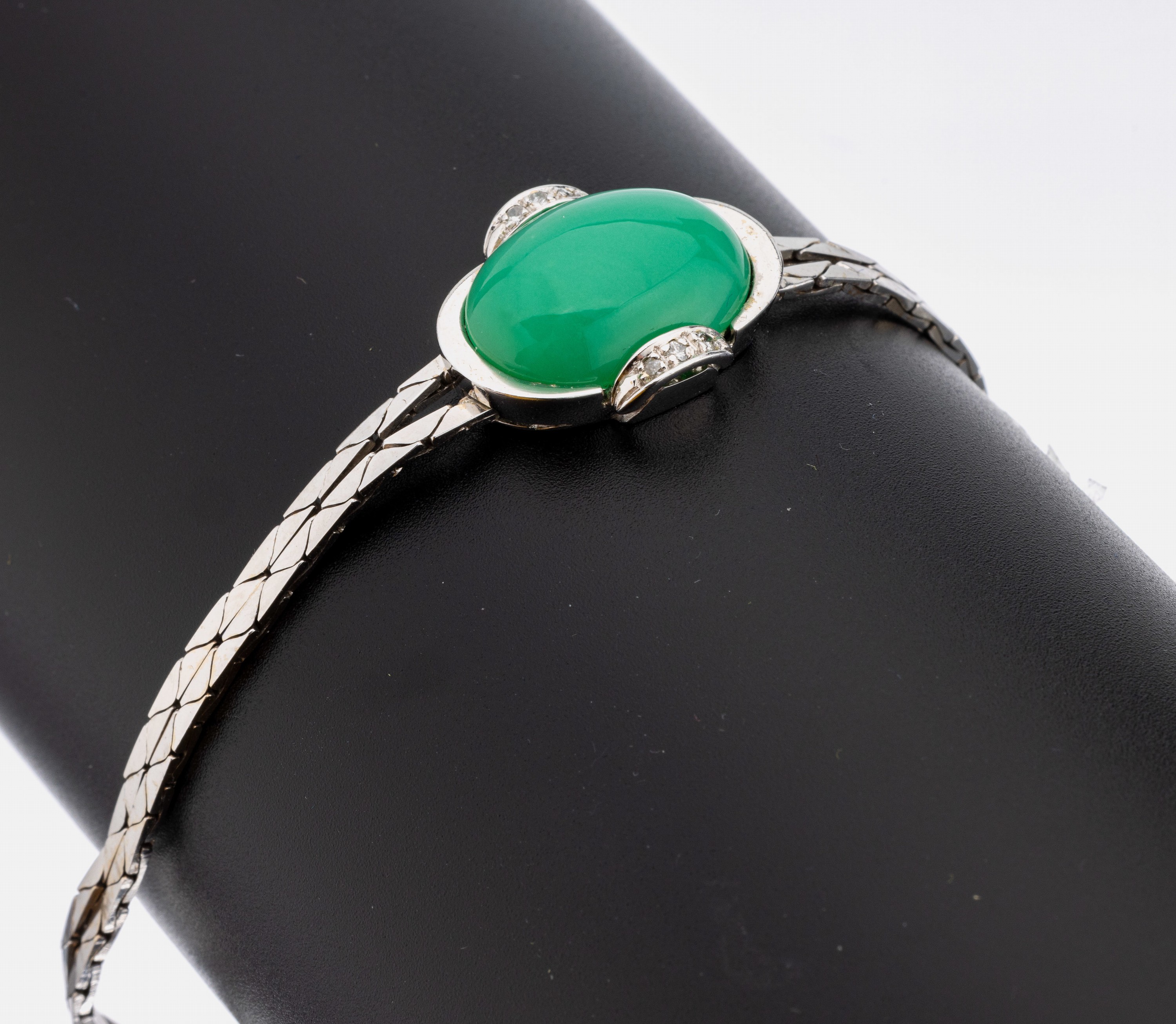 14 kt Gold Chrysopras-Brillant-Armband, WG 585/000, ovaler Chrysoprascabochon ca. 14.0 ct, 6 Brillanten zus. ca. 0.06 Weiß/si, L. ca.18.5 cm, ...