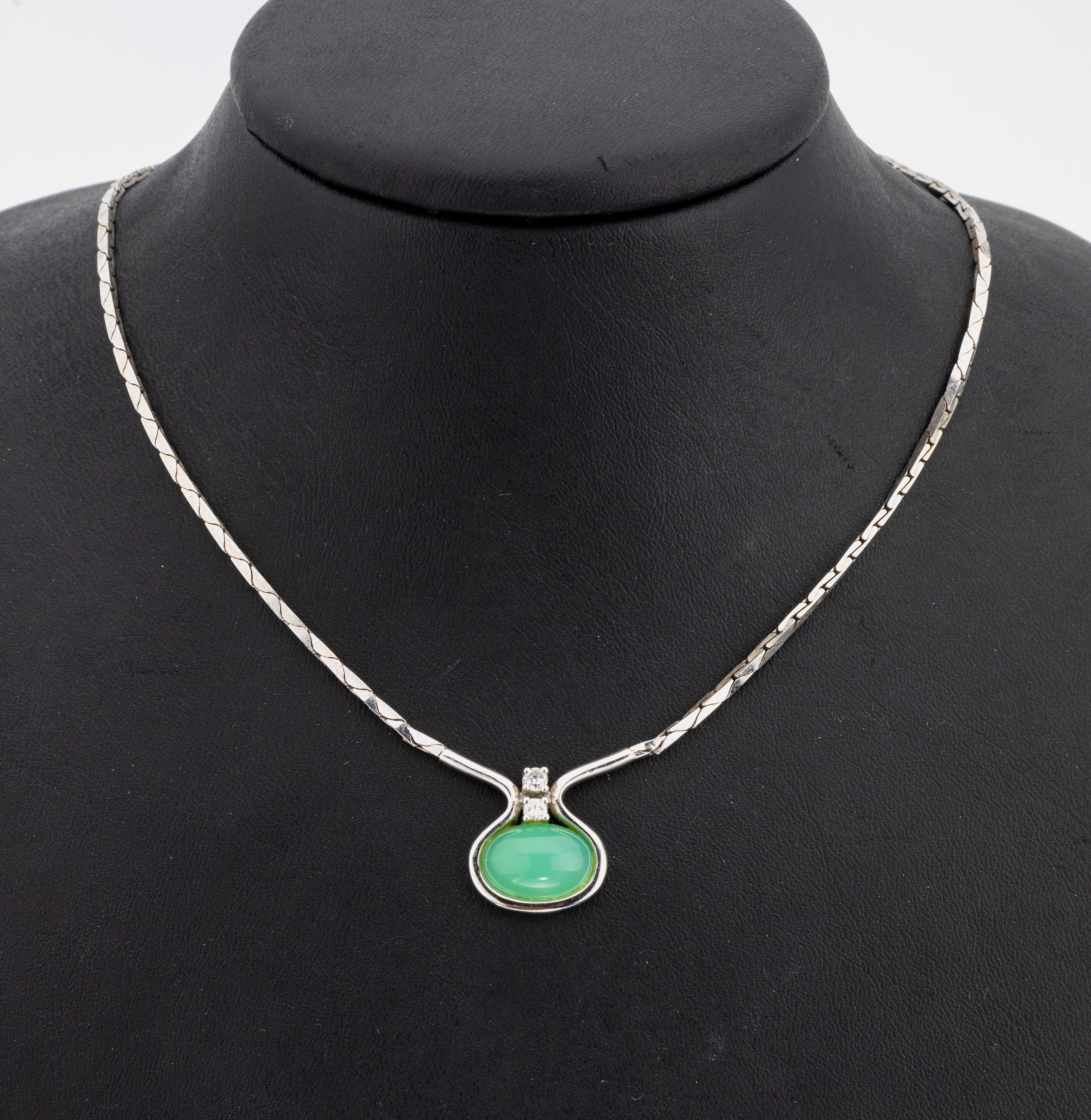14 kt Gold Chrysopras-Brillant-Collier, WG 585/000, ovaler Chrysopras-Cabochon ca. 6.0 ct, 2 Brillanten zus. ca. 0.20 ct Weiß/si, L. ca. 40 cm, ca. ...