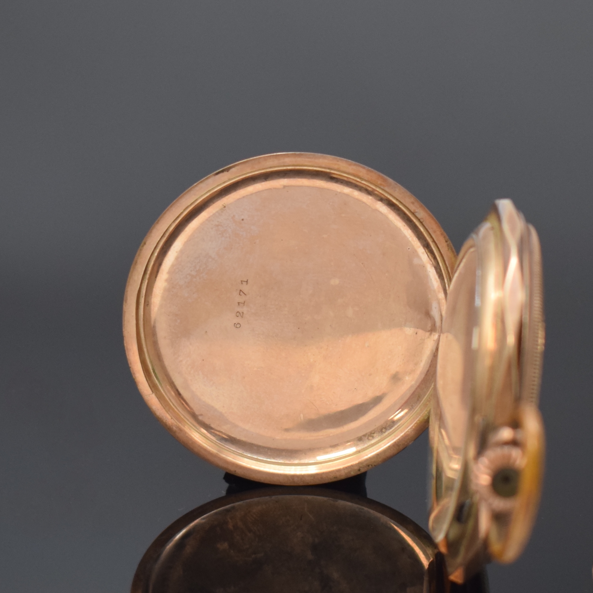 Detail a: Damentaschenuhr in GG 585/000 und Herren Savonette in RG 333/000, Schweiz um 1900/1915, beide Metallcuvette, beide Geh. dell., 1) am Rand facett. 2 ...