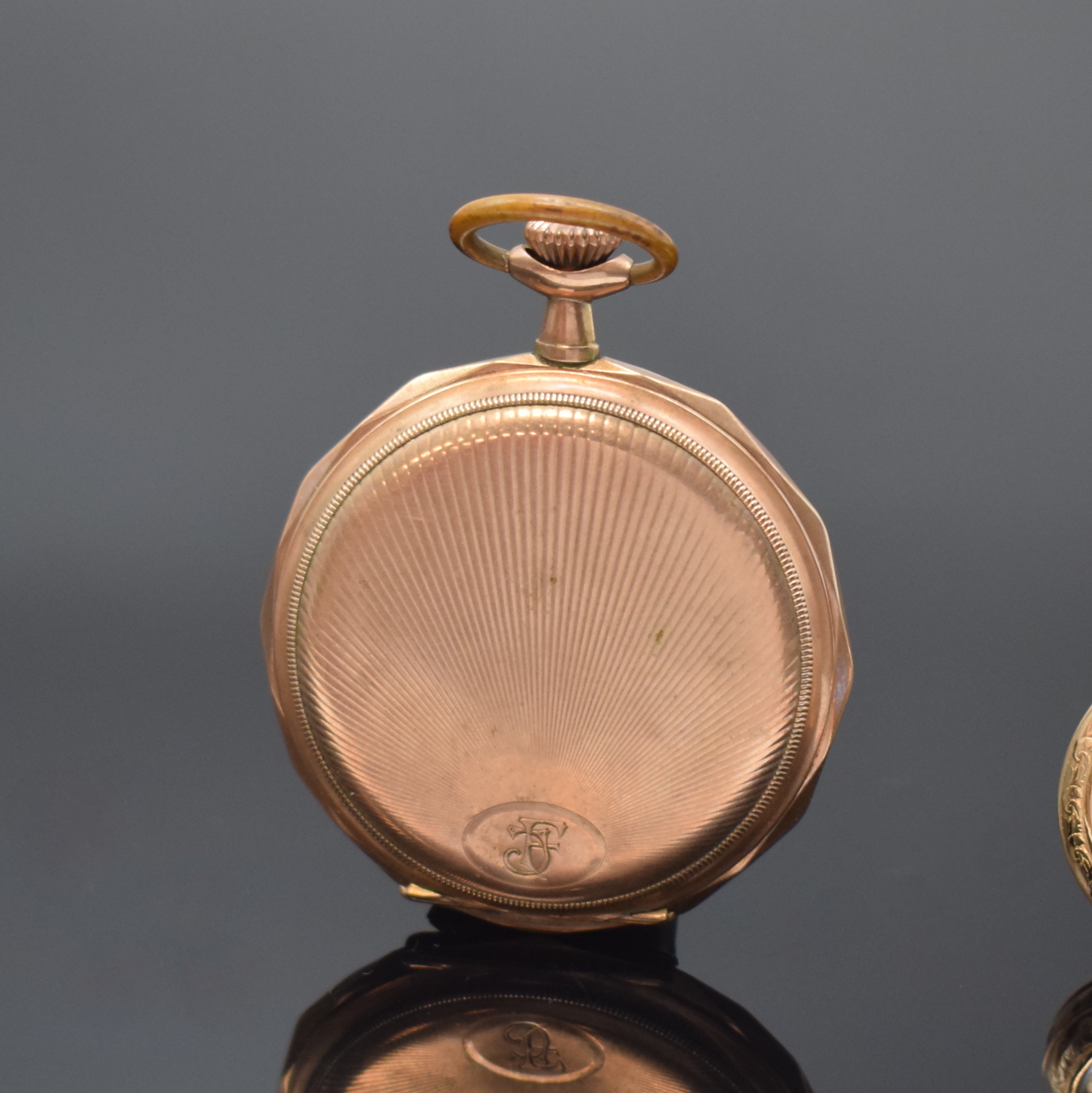 Detail b: Damentaschenuhr in GG 585/000 und Herren Savonette in RG 333/000, Schweiz um 1900/1915, beide Metallcuvette, beide Geh. dell., 1) am Rand facett. 2 ...