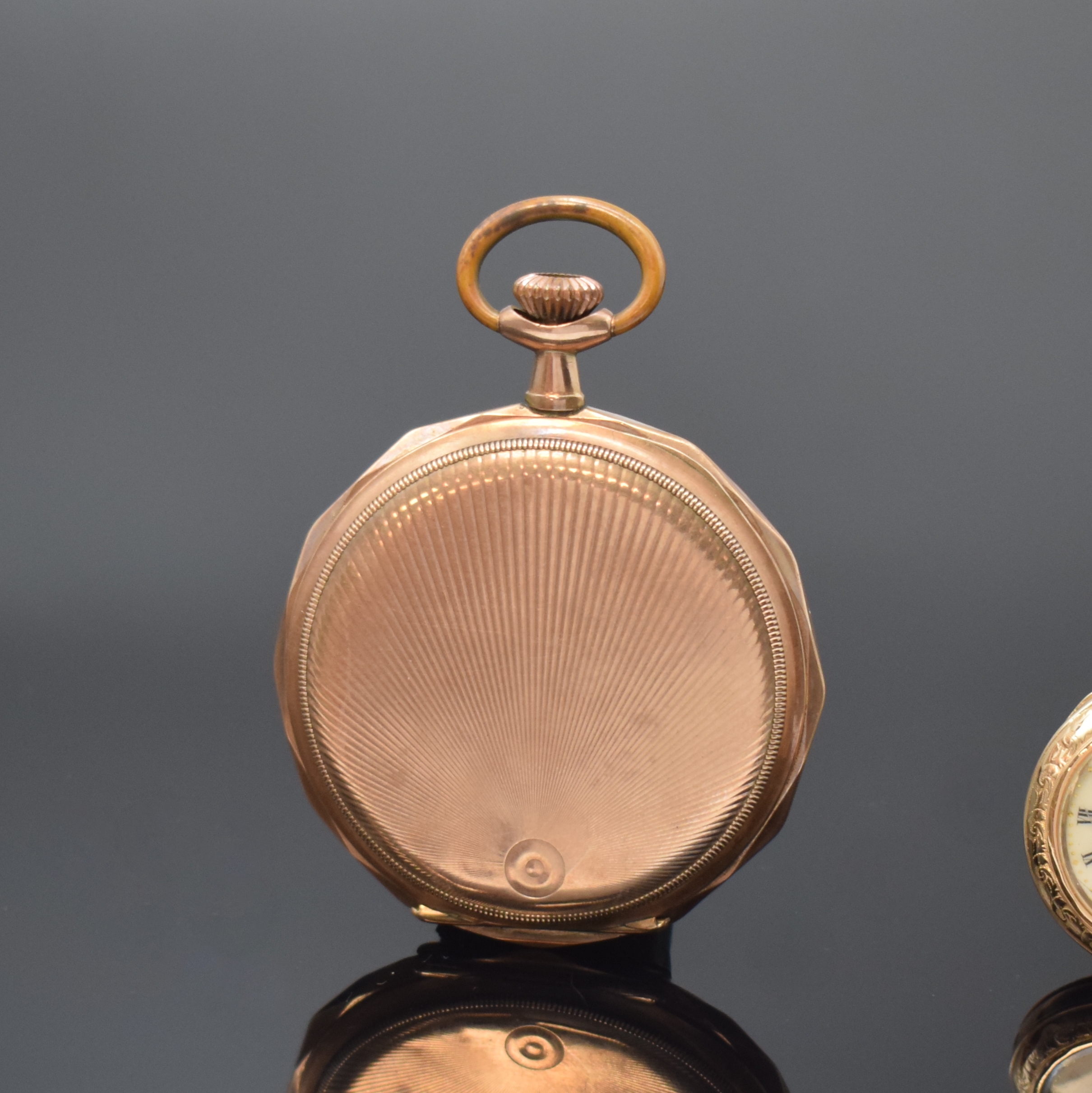 Detail c: Damentaschenuhr in GG 585/000 und Herren Savonette in RG 333/000, Schweiz um 1900/1915, beide Metallcuvette, beide Geh. dell., 1) am Rand facett. 2 ...