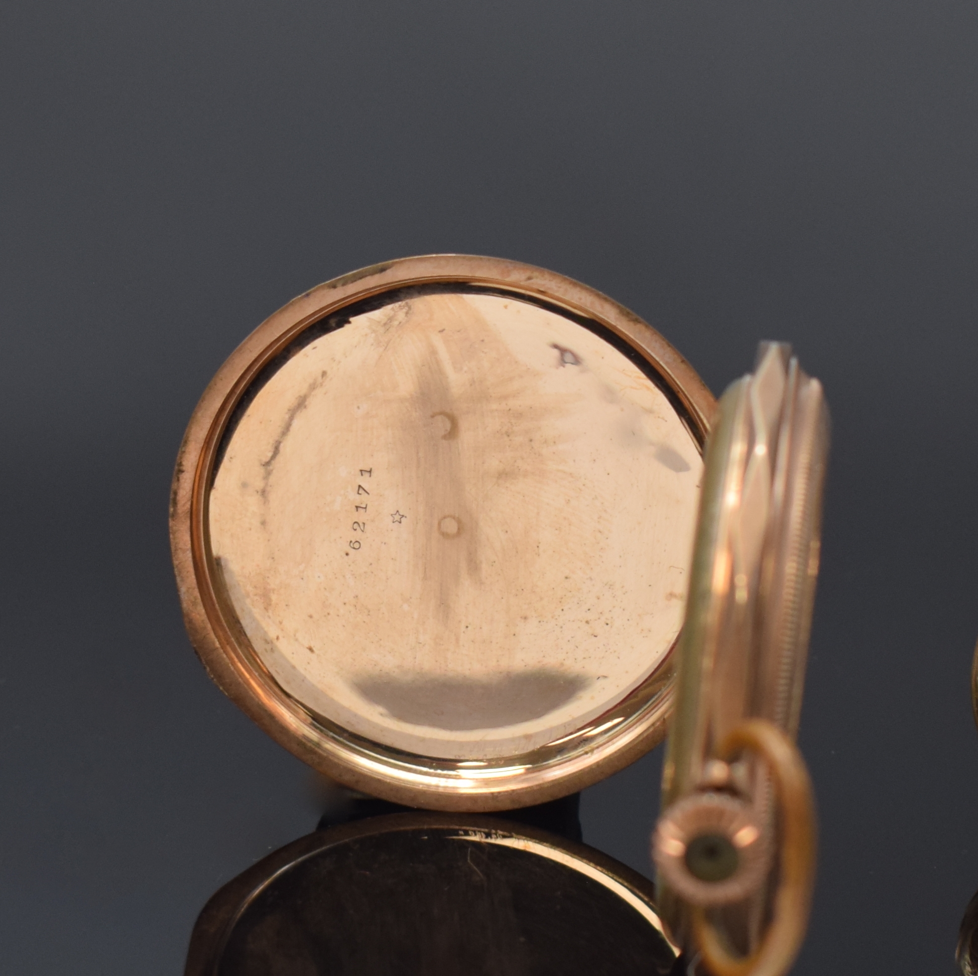 Detail d: Damentaschenuhr in GG 585/000 und Herren Savonette in RG 333/000, Schweiz um 1900/1915, beide Metallcuvette, beide Geh. dell., 1) am Rand facett. 2 ...