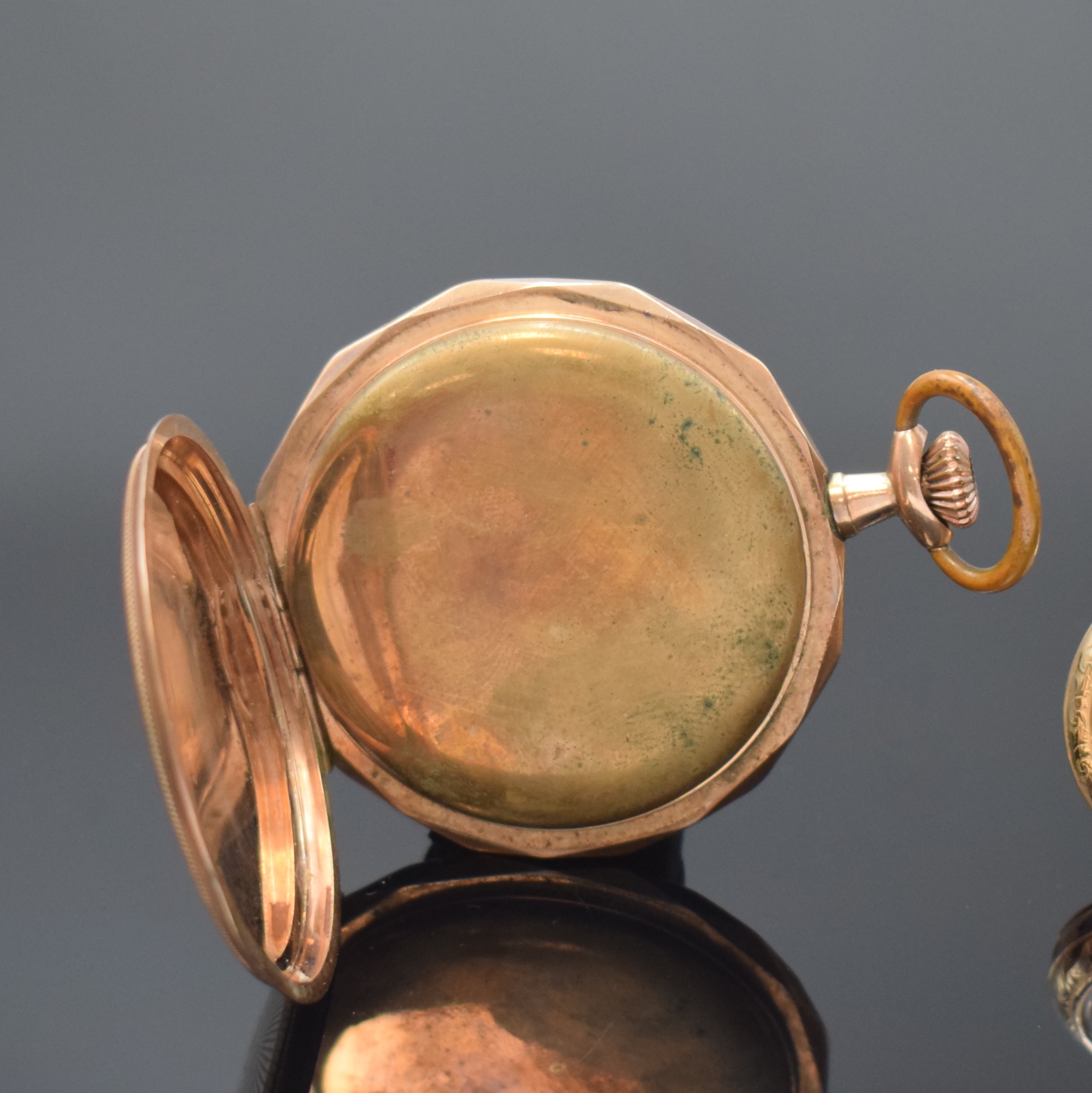 Detail e: Damentaschenuhr in GG 585/000 und Herren Savonette in RG 333/000, Schweiz um 1900/1915, beide Metallcuvette, beide Geh. dell., 1) am Rand facett. 2 ...