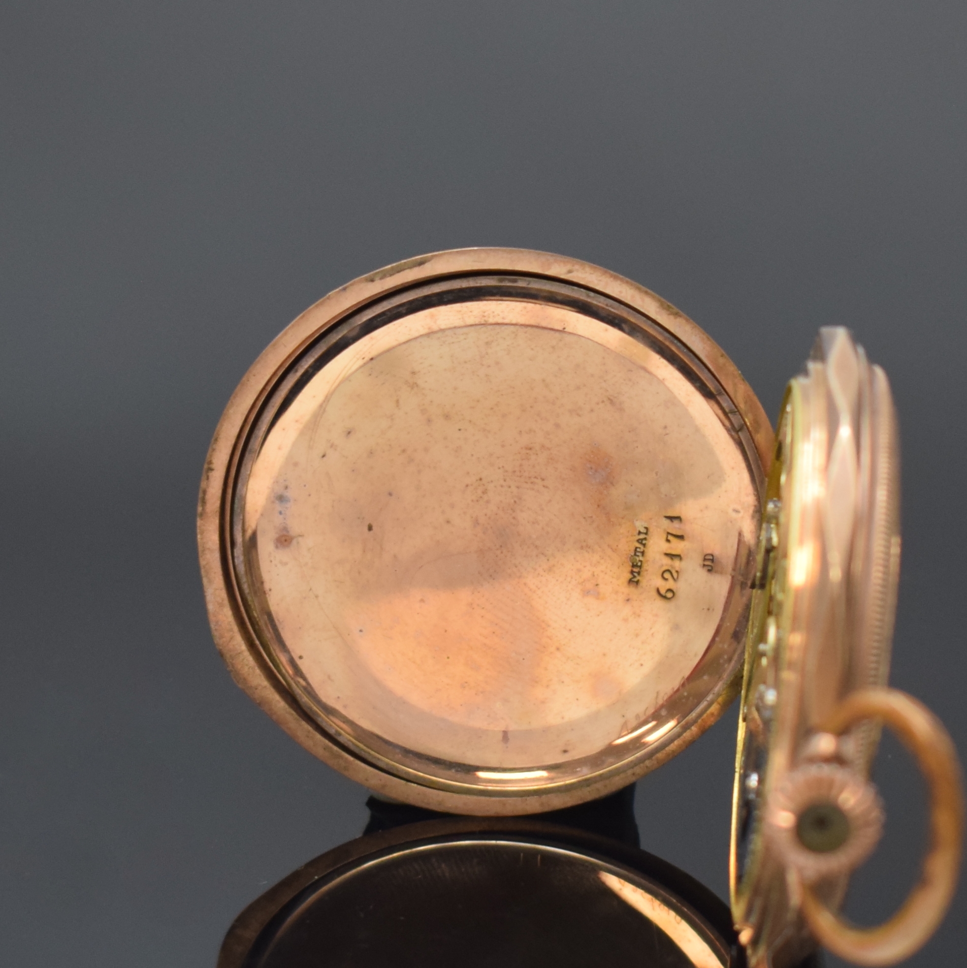 Detail f: Damentaschenuhr in GG 585/000 und Herren Savonette in RG 333/000, Schweiz um 1900/1915, beide Metallcuvette, beide Geh. dell., 1) am Rand facett. 2 ...