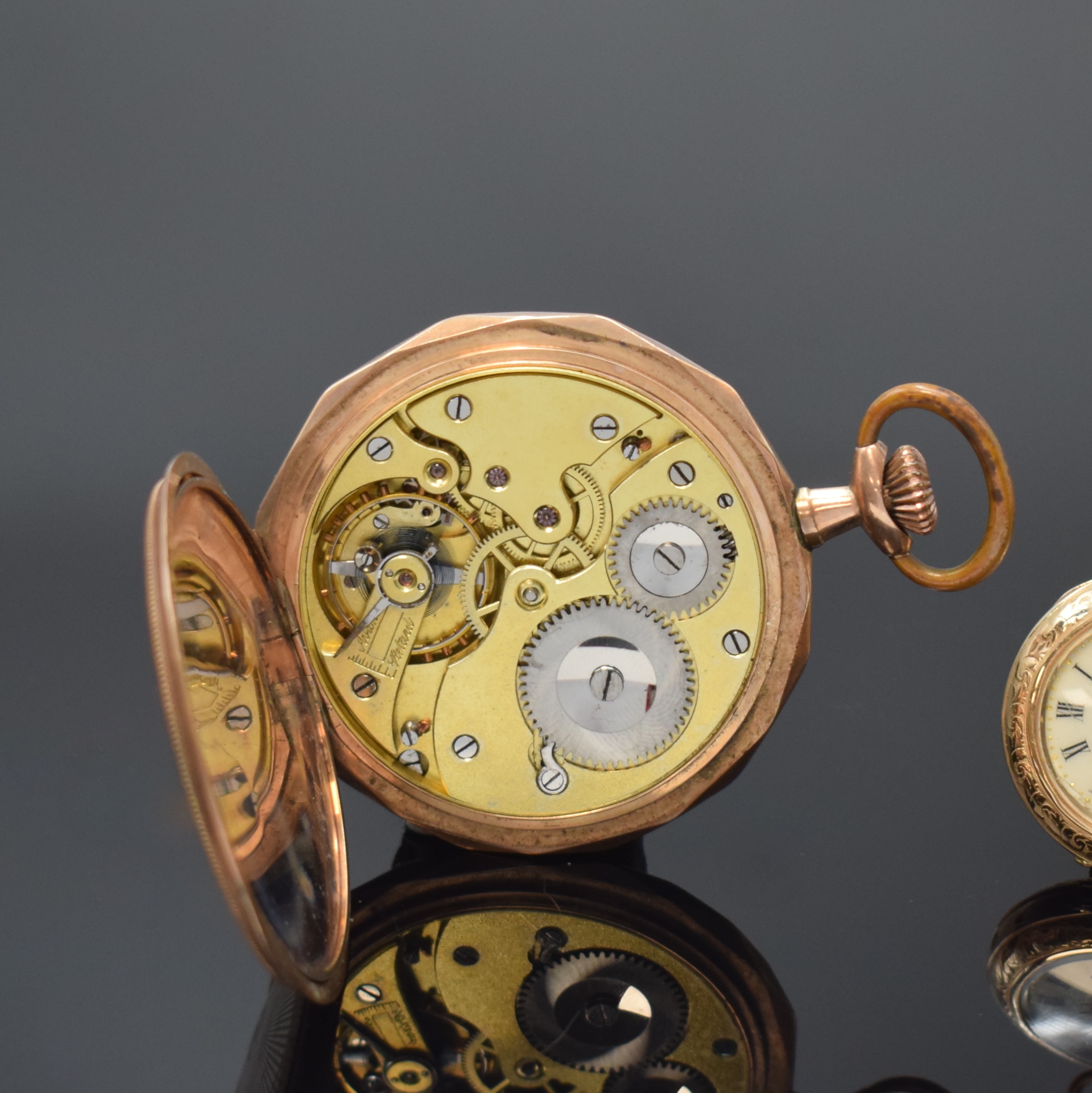 Detail g: Damentaschenuhr in GG 585/000 und Herren Savonette in RG 333/000, Schweiz um 1900/1915, beide Metallcuvette, beide Geh. dell., 1) am Rand facett. 2 ...