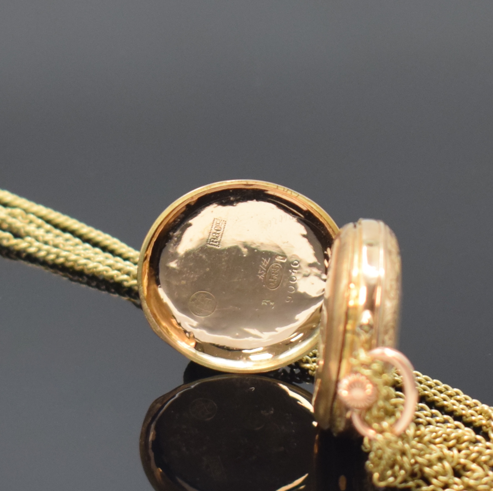 Detail i: Damentaschenuhr in GG 585/000 und Herren Savonette in RG 333/000, Schweiz um 1900/1915, beide Metallcuvette, beide Geh. dell., 1) am Rand facett. 2 ...