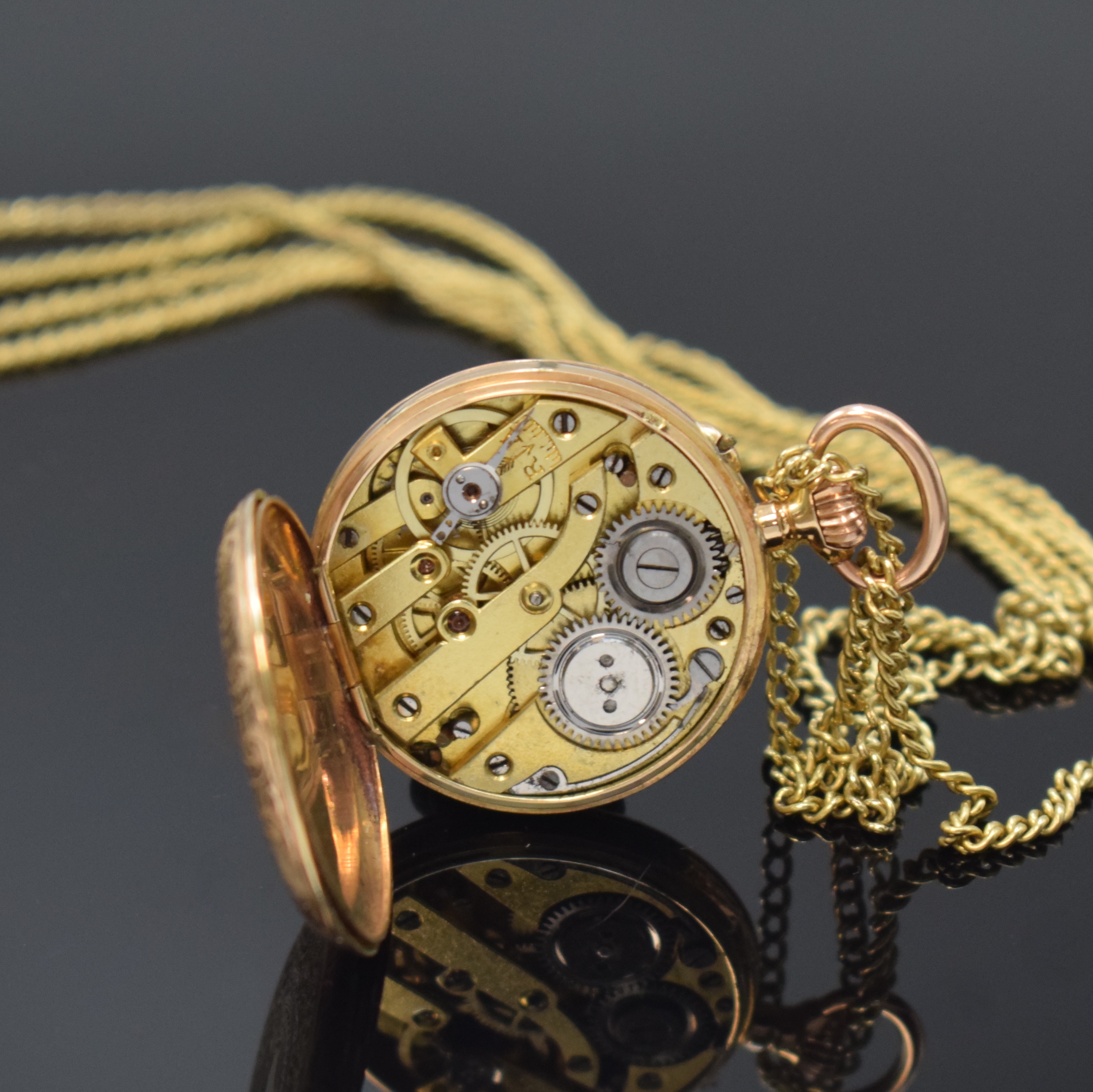 Detail l: Damentaschenuhr in GG 585/000 und Herren Savonette in RG 333/000, Schweiz um 1900/1915, beide Metallcuvette, beide Geh. dell., 1) am Rand facett. 2 ...