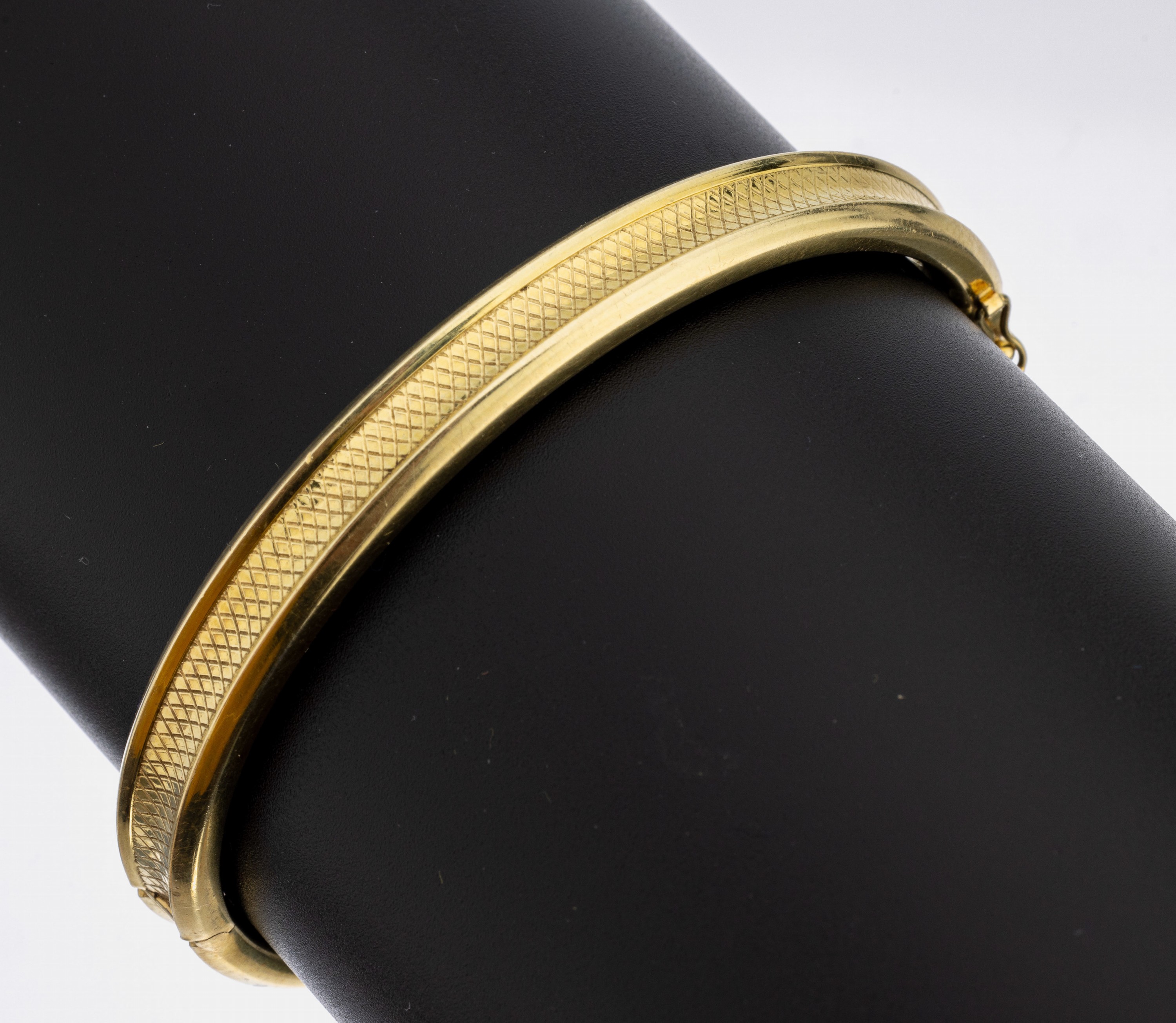 14 kt Gold Armreif, gefüllt, GG 585/000, ca. 23.9 g, D. ca. 6 x 5.5 cm, Klappscharnier,Sicherheitsacht
