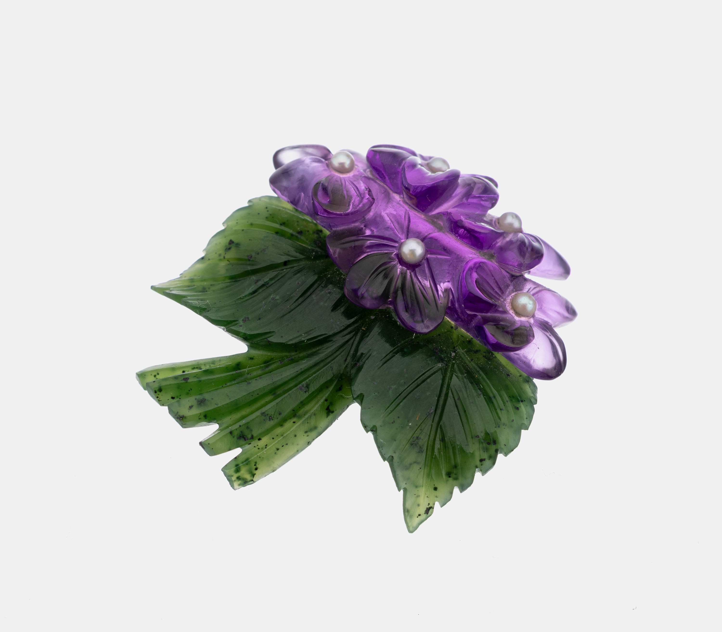 Veilchenbrosche mit Amethyst und Nephrit , 1960er Jahre, Montur Metall, Blüten aus Amethyst geschnitten, Blütenstempel kl. Perlchen, Blätter und ...