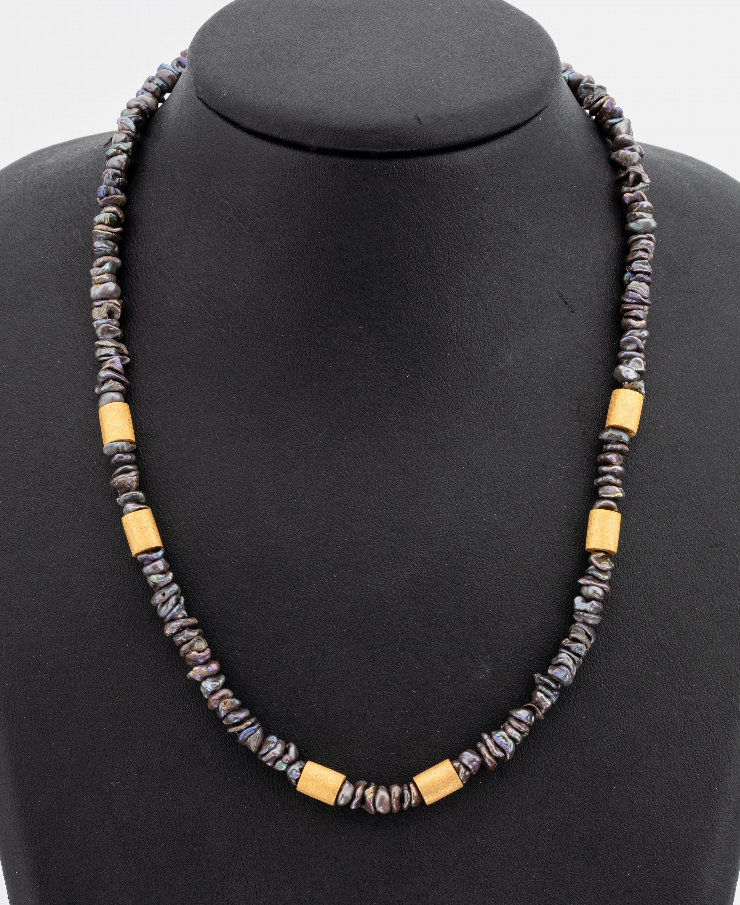 Designer-Süßwasserperl-Collier mit GG 585/000 -Monturen, Schließe GG 585/000, bräunliche Süßwasserperlen in Plättchenform, gef., L. ca.45 cm, ...