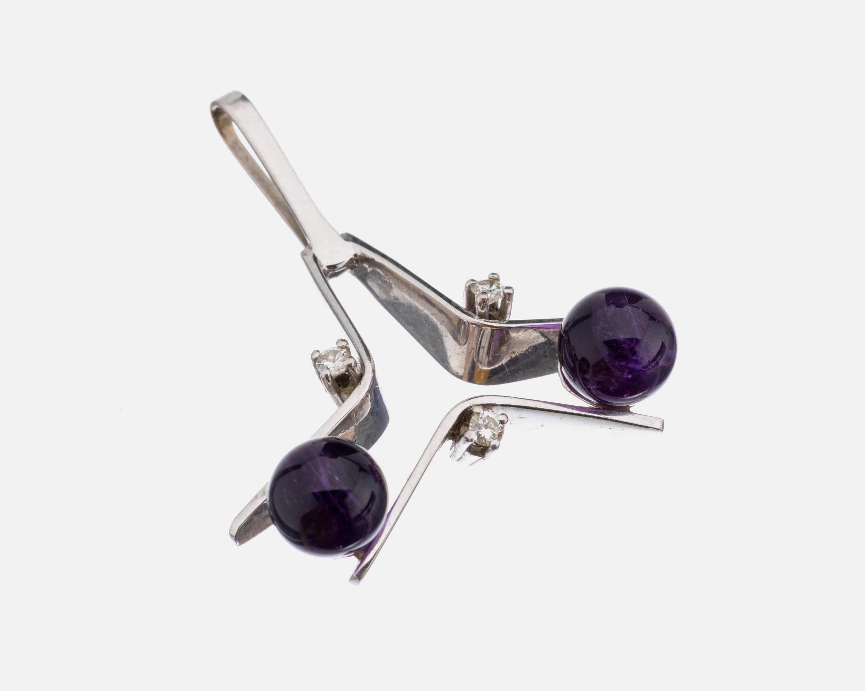 14 kt Gold Amethyst-Brillant-Anhänger, WG 585/000, 2 Amethystkugeln, 3 Brillanten zus. ca. 0.15 Weiß/si, L. ca. 3 cm, ca. 5.2 g