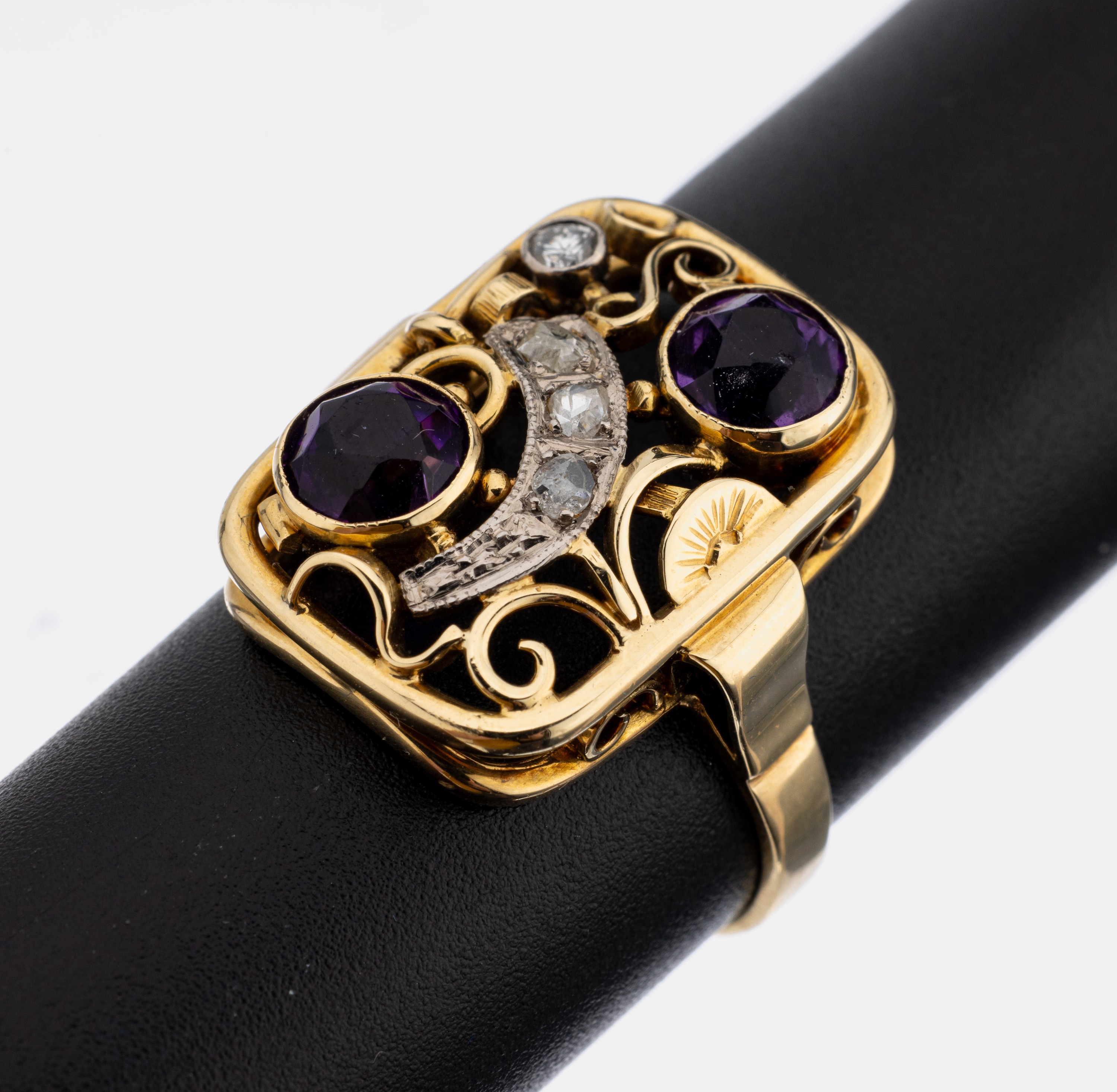 14 kt Gold Amethyst-Brillant-Ring, GG 585/000, 1960er Jahre, sogn. Gartenring, 3 rundfacett. Amethyste zus. ca. 1.20 ct, 1 Brillant ca. 0.03 ct ...