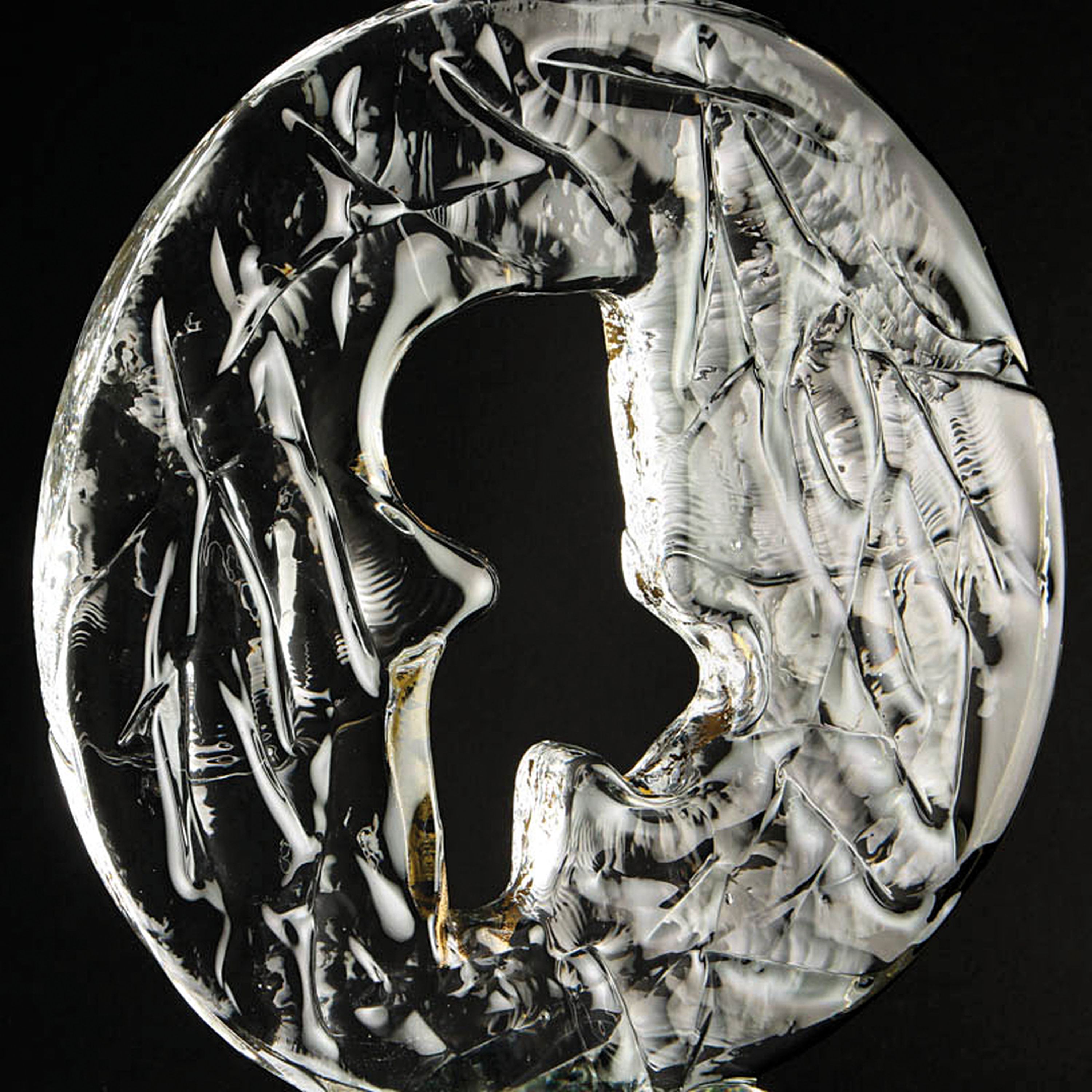 Detail m: Große Glasskulptur, Cenedese, Murano, Italien,, farbloses Glas, partiell mit Goldauflage, abstrakt Komposition einer Scheibe mit Durchbruch, ...