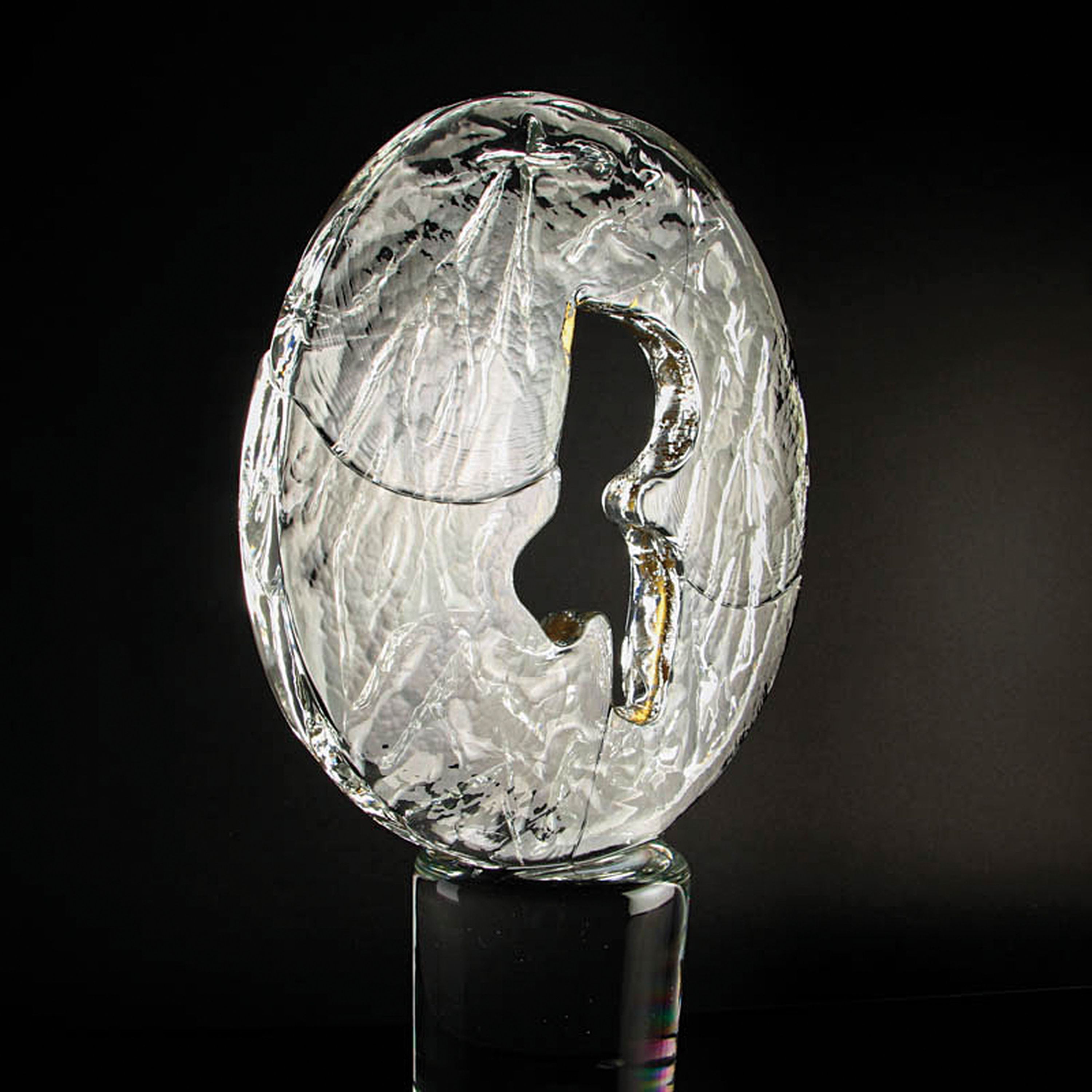 Detail q: Große Glasskulptur, Cenedese, Murano, Italien,, farbloses Glas, partiell mit Goldauflage, abstrakt Komposition einer Scheibe mit Durchbruch, ...