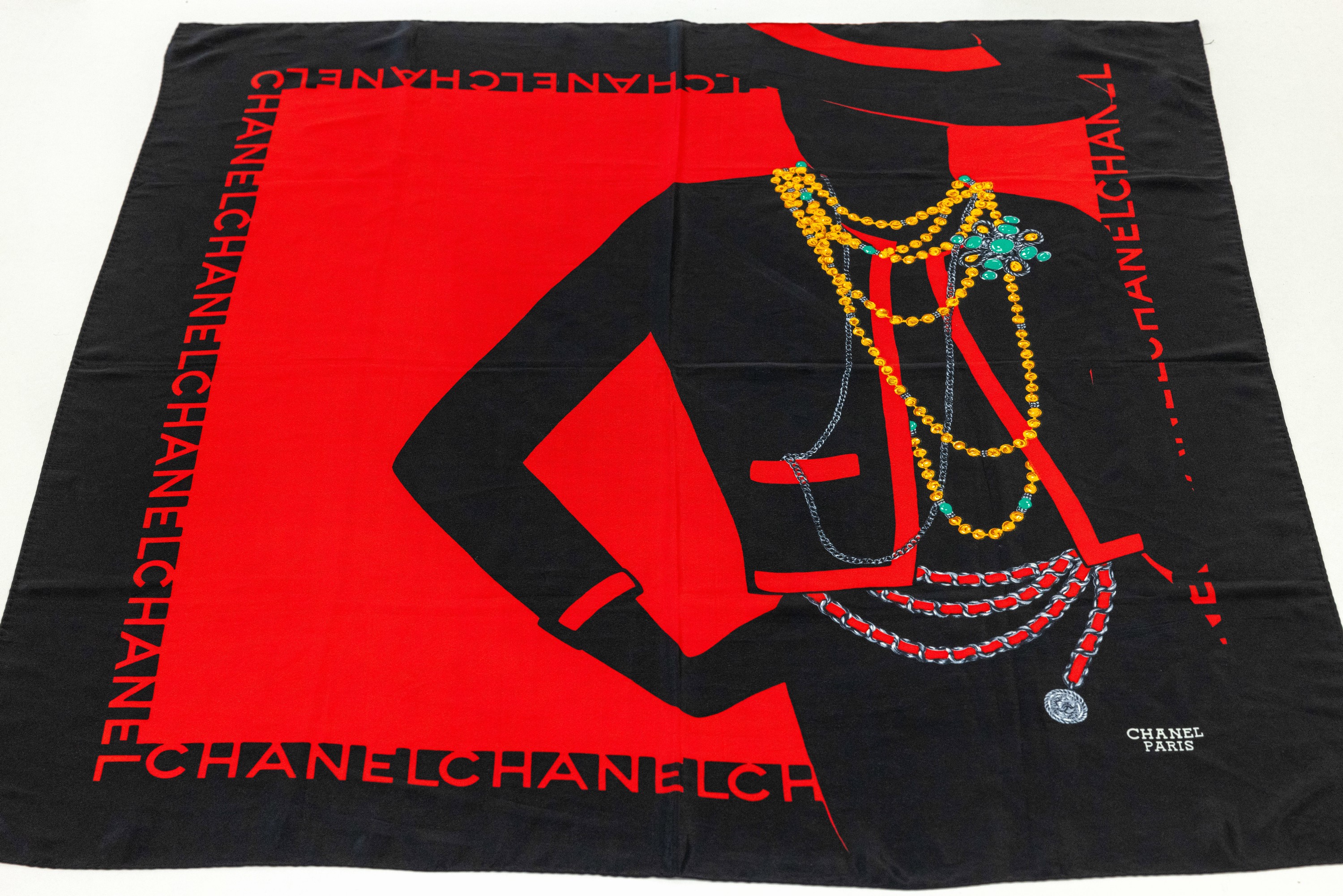 CHANEL Seidentuch, 90er Jahre, schwarz roter Grund, Darstellung einer Frau mit Kettenund Gürtel, ca. 88 x 88 cm, Rand handrolliert