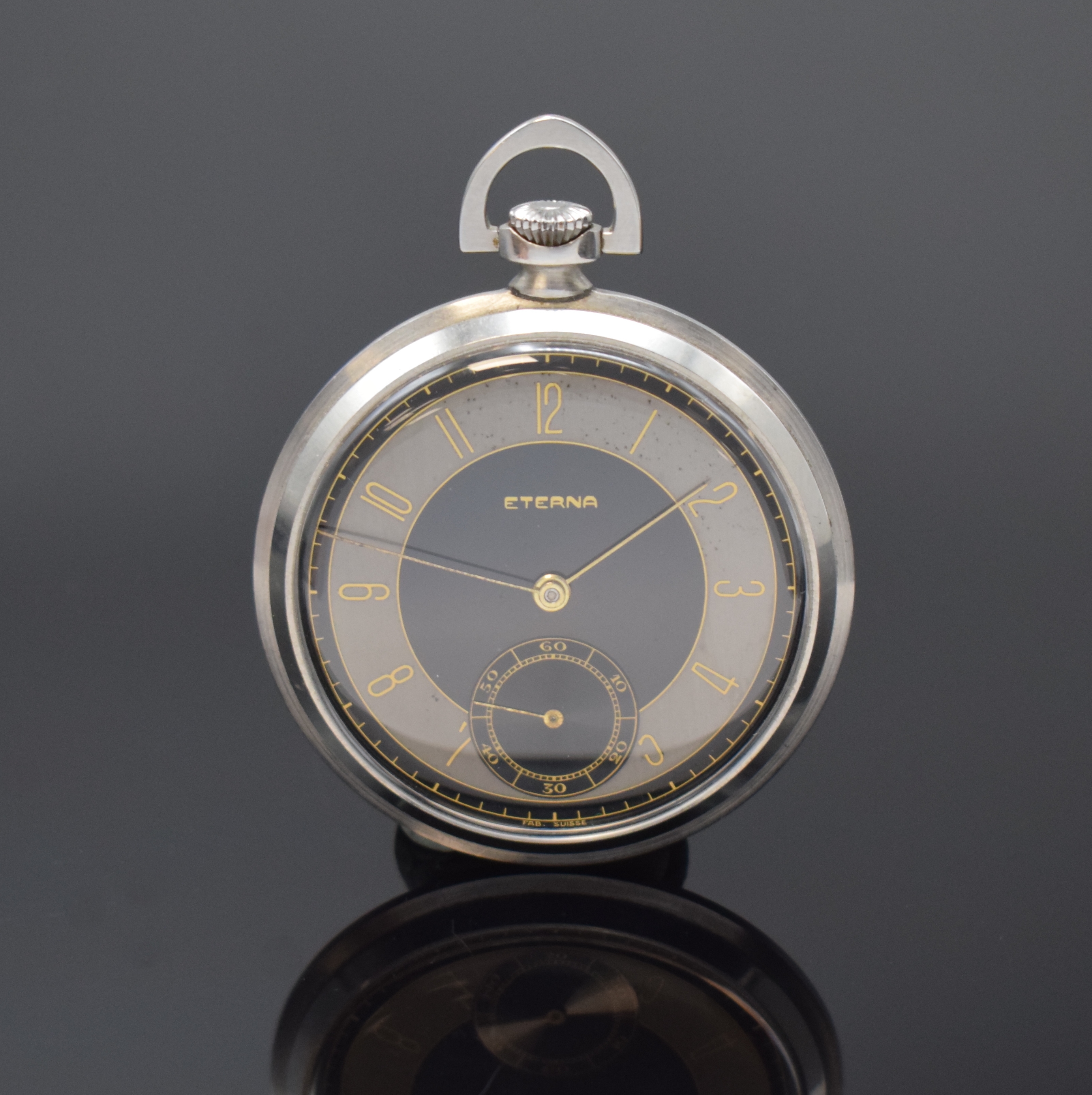 ETERNA offene Frackuhr in Stahl, Schweiz um 1935, Handaufzug, Boden aufgedr., schön erhaltenes schwarz-graues Zifferbl. l. fl., arab. Zahlen, gold. ...