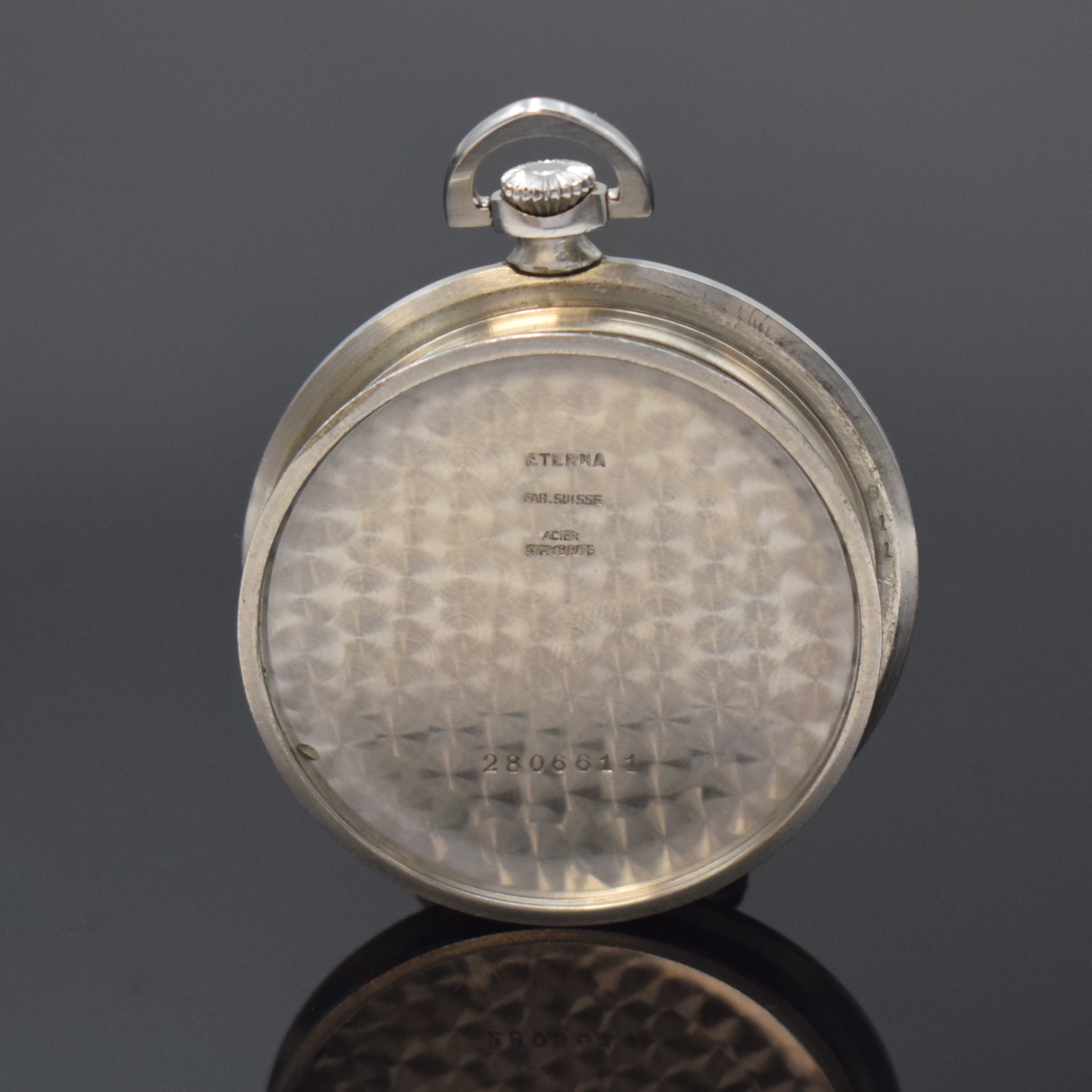 Detail c: ETERNA offene Frackuhr in Stahl, Schweiz um 1935, Handaufzug, Boden aufgedr., schön erhaltenes schwarz-graues Zifferbl. l. fl., arab. Zahlen, gold. ...