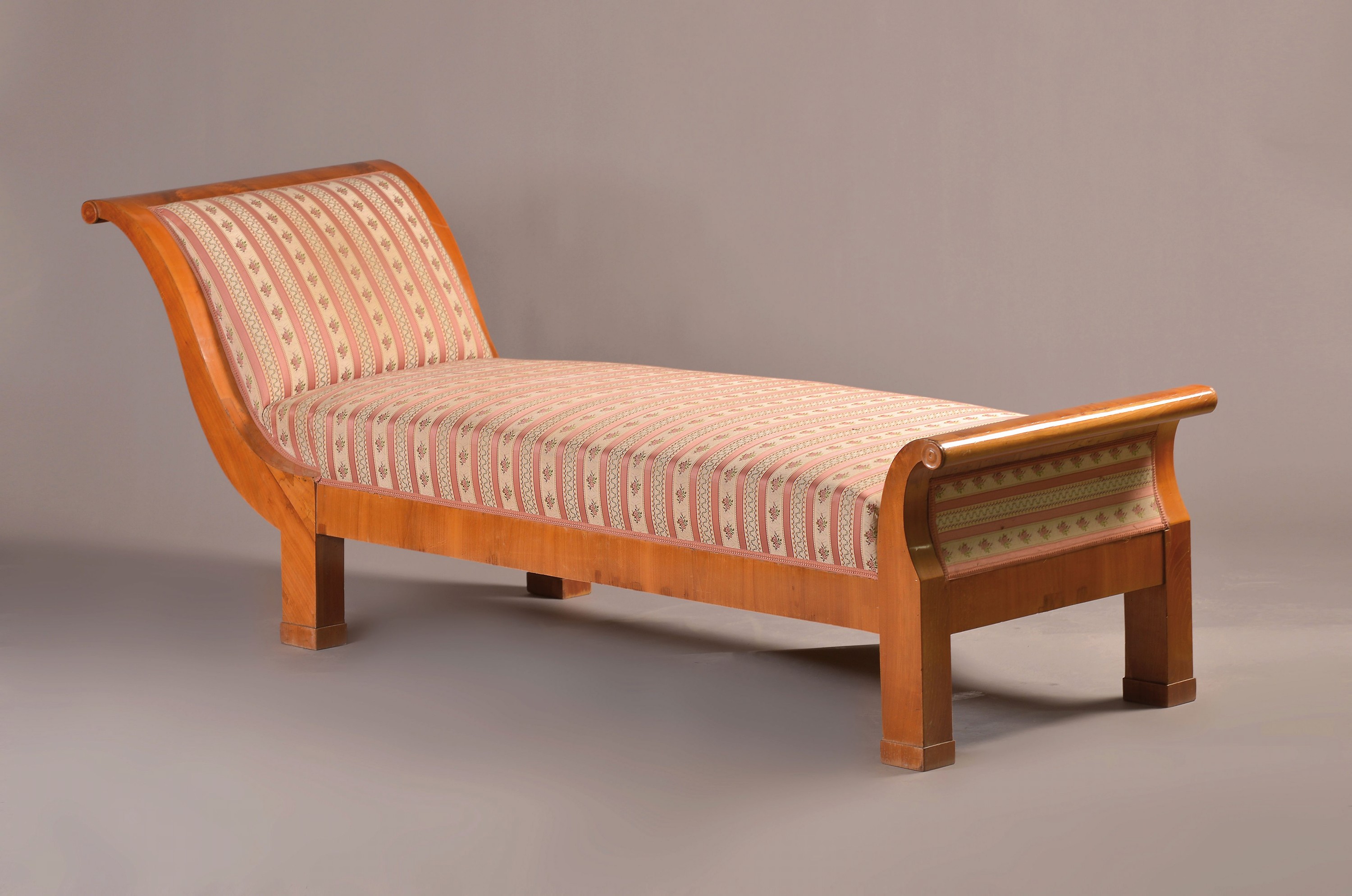 Recamière, süddeutsch, um 1830, Biedermeier,Kirschbaum massiv und furniert, alte Restaurierungen, Polsterung und Bezug erneuert, Gebr.-spuren, H. ...